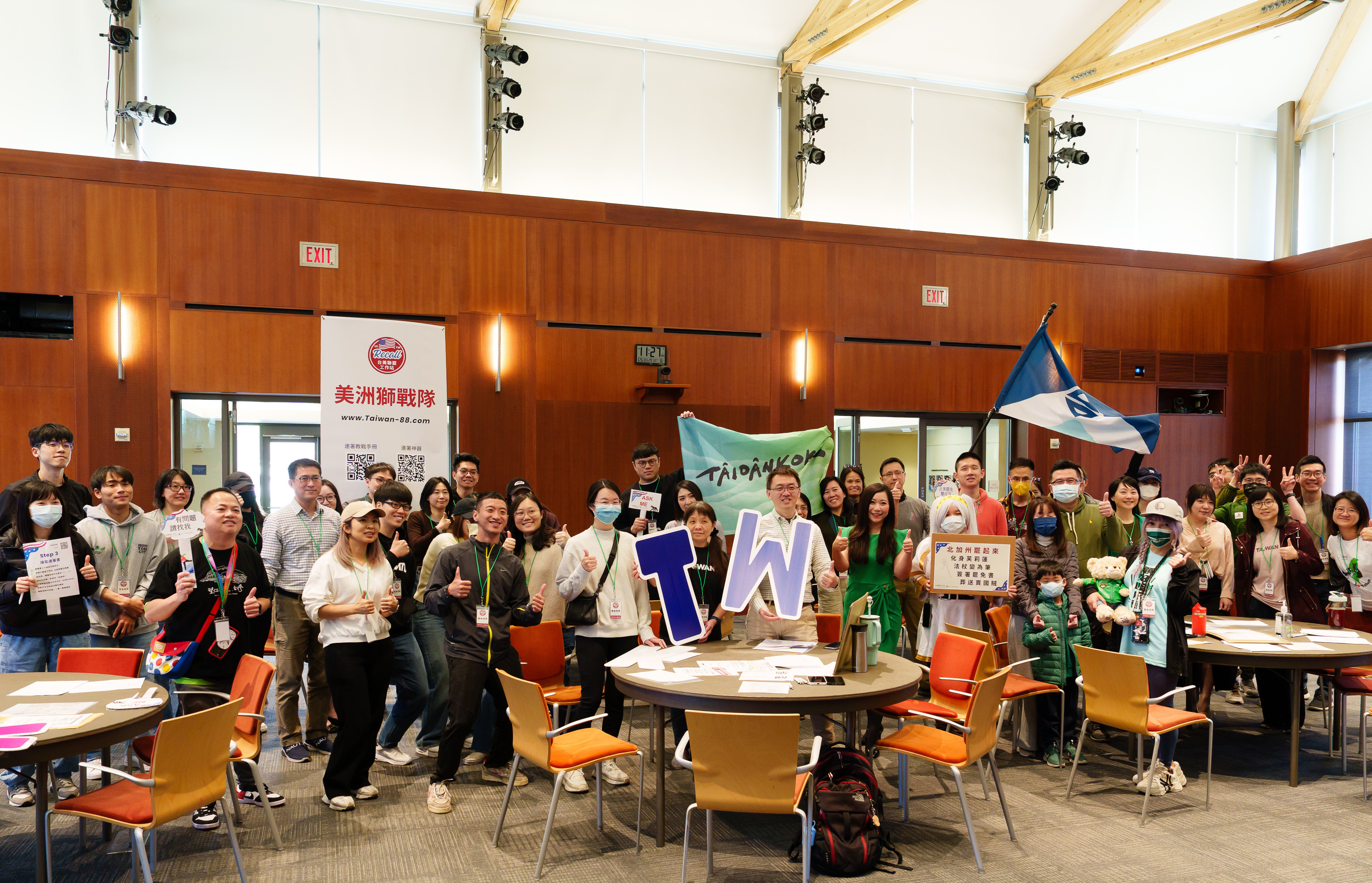 台美聯罷工作站舉辦的北加州大罷免活動，有超過百位民眾到場參與連署。（ 台美聯罷工作站提供）