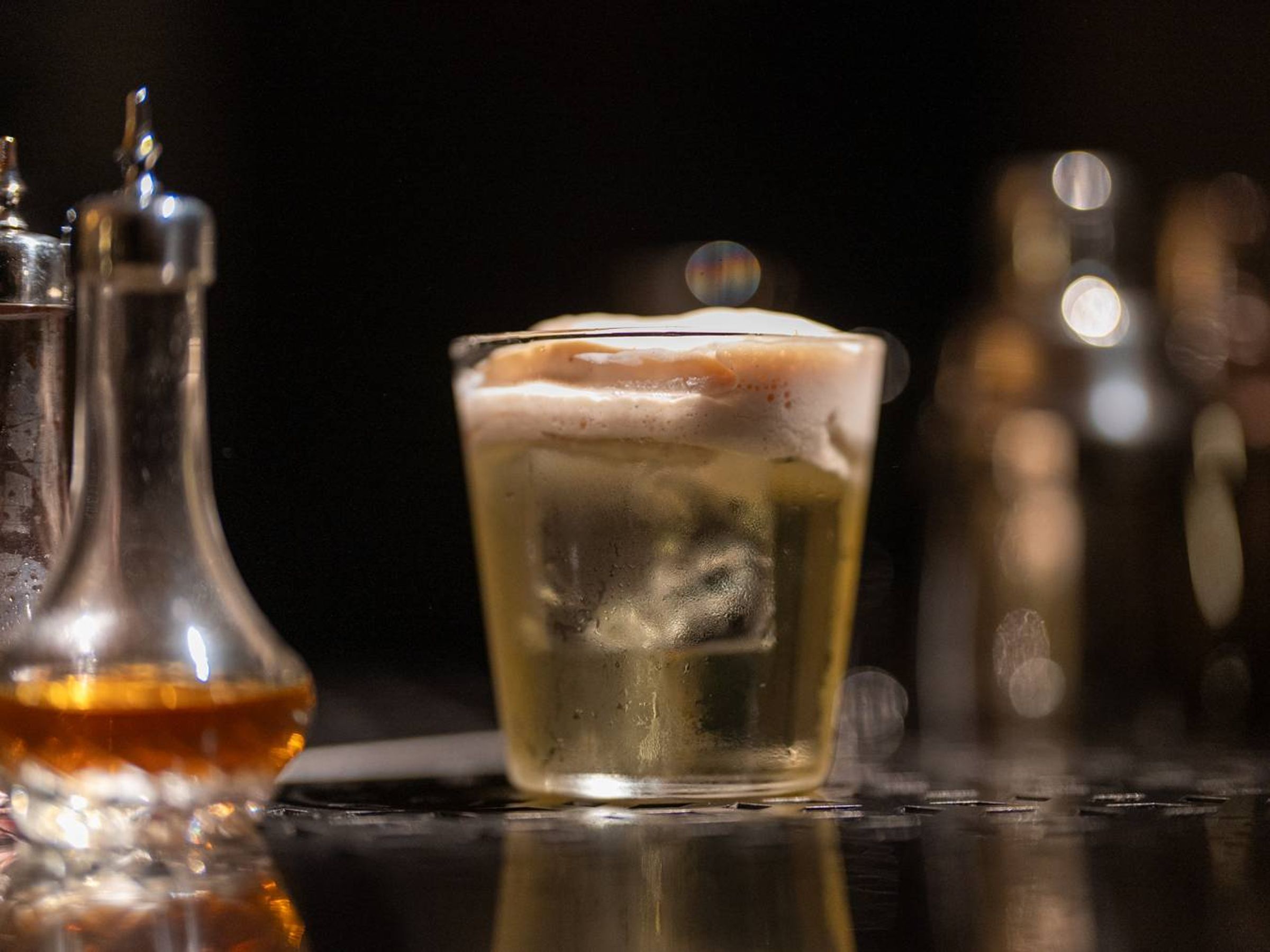 Clarified Milk Punch 奶洗清澄調酒類型的Vañilla Colada調酒，下方以「奶洗法」調製，再擠上香草鮮奶油，混合多種口感層次。