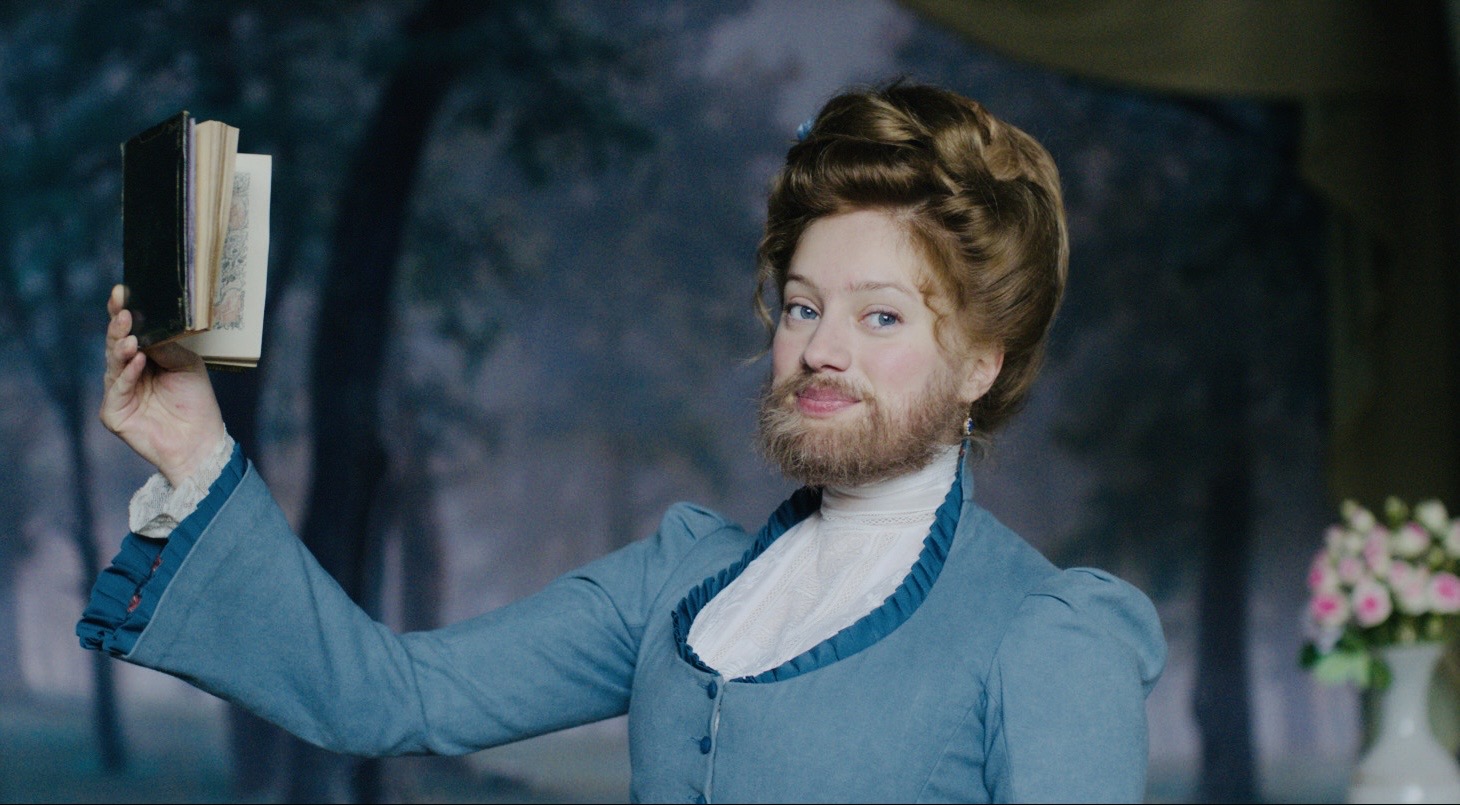 為了飾演多毛女，娜迪雅每天上戲前都要一根根把毛髮貼在臉上，還造成她皮膚發炎紅腫。（海鵬提供）