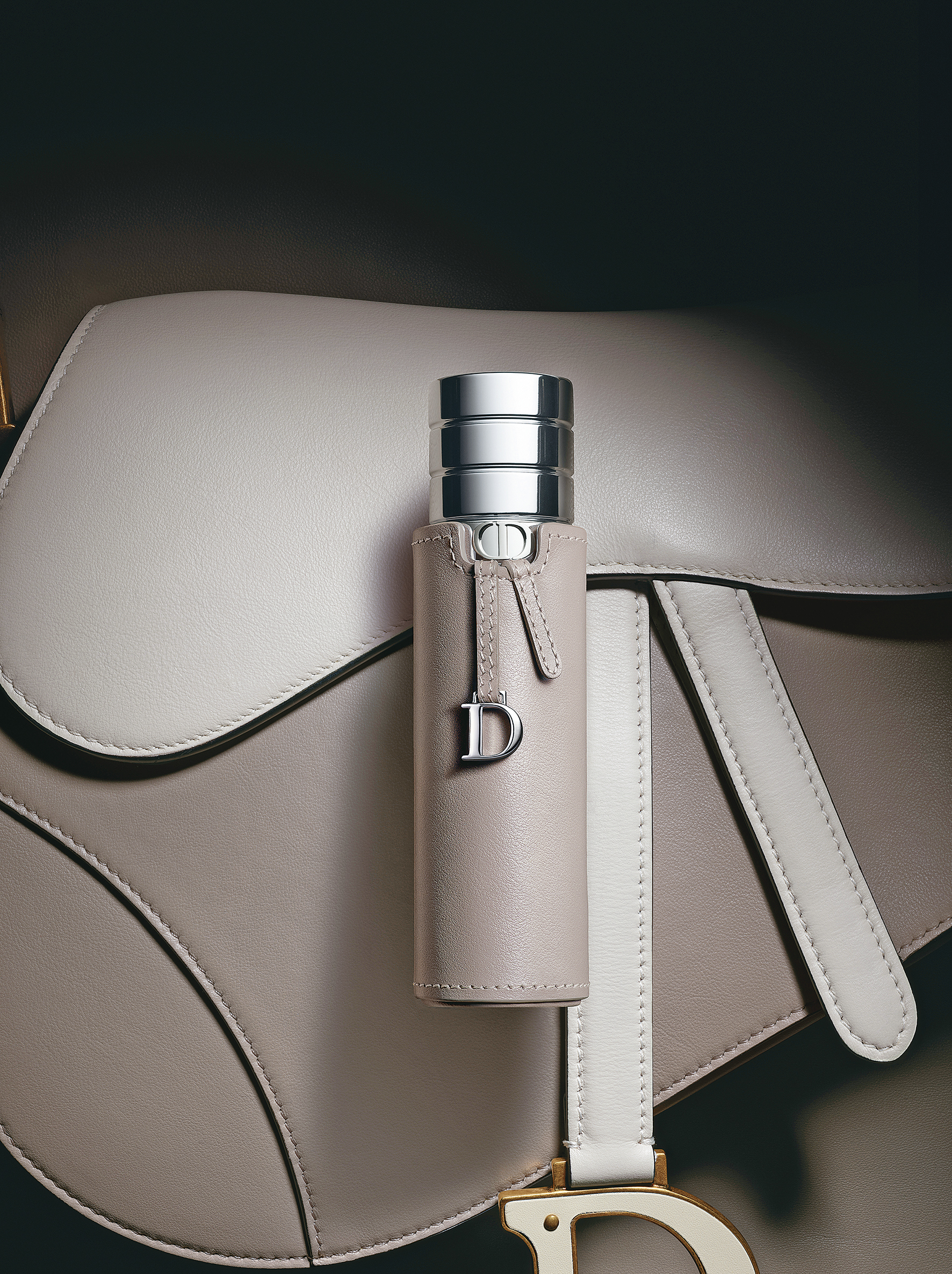 迪奧香氛世家皮革木語香氛。NT$6,700＼50ml、NT$10,900＼100ml、NT$16,100＼200ml（DIOR提供）