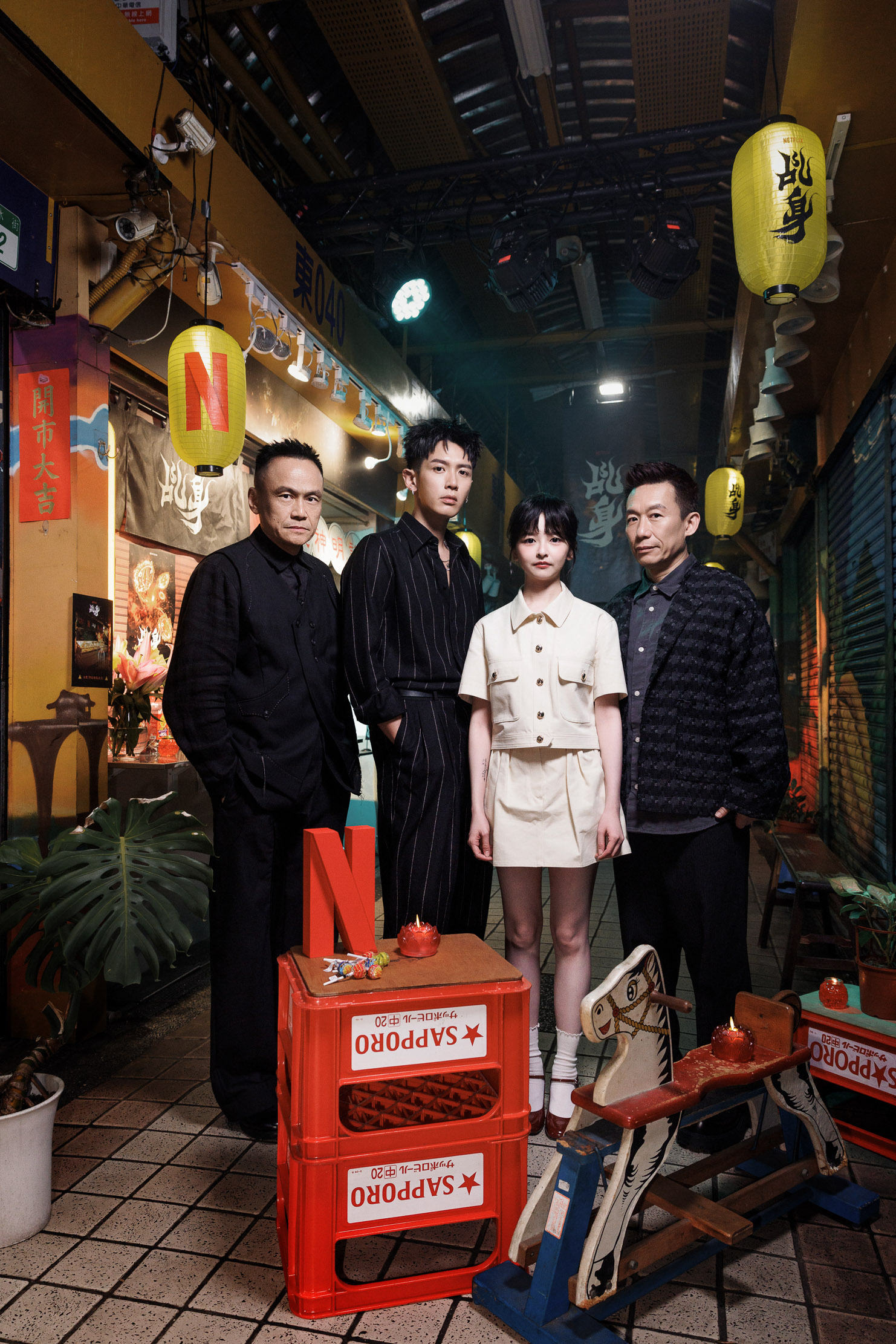 Netflix《乩身》演員華麗擺拍照，由左而右為陳以文、柯震東、陳姸霏、郭子乾。（Netflix提供）