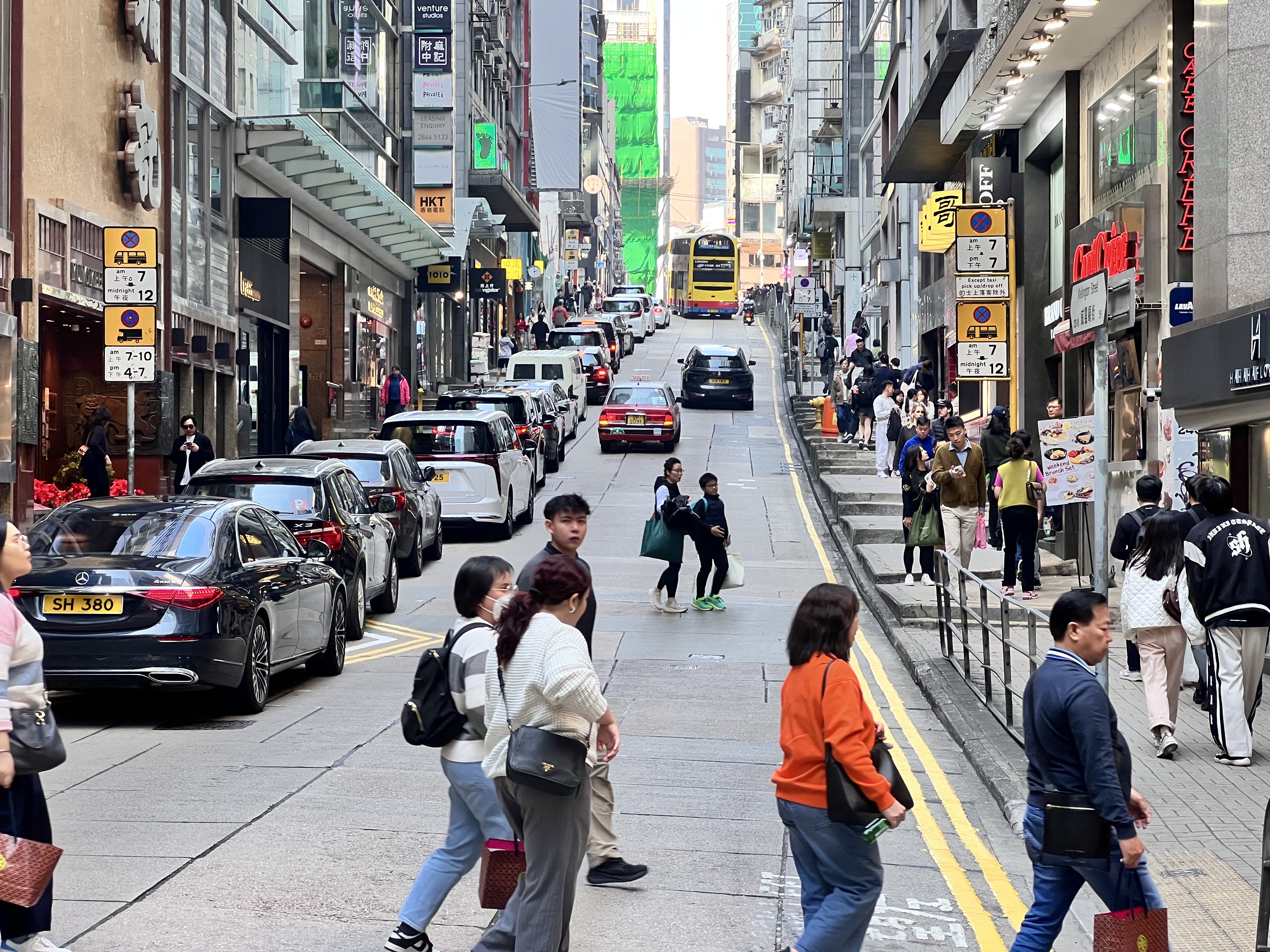 香港政府近日更新餐廳牌照的核發與續期規定，新增與國家安全相關的條件，引發餐飲業界關注。示意圖非當事人或餐廳