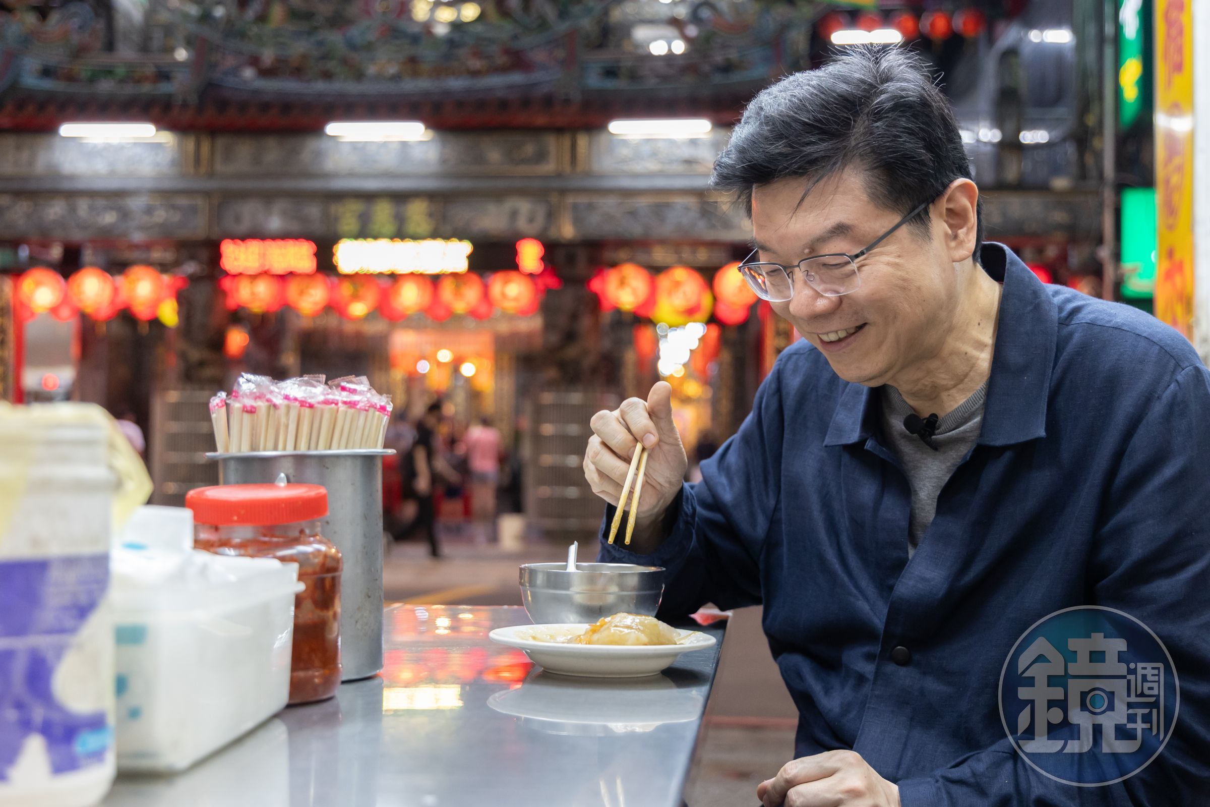 裴社長表示吃肉圓時，可以加一碗藥香溫潤的四神湯，便是最純粹的滿足。（鄭祺耀攝）