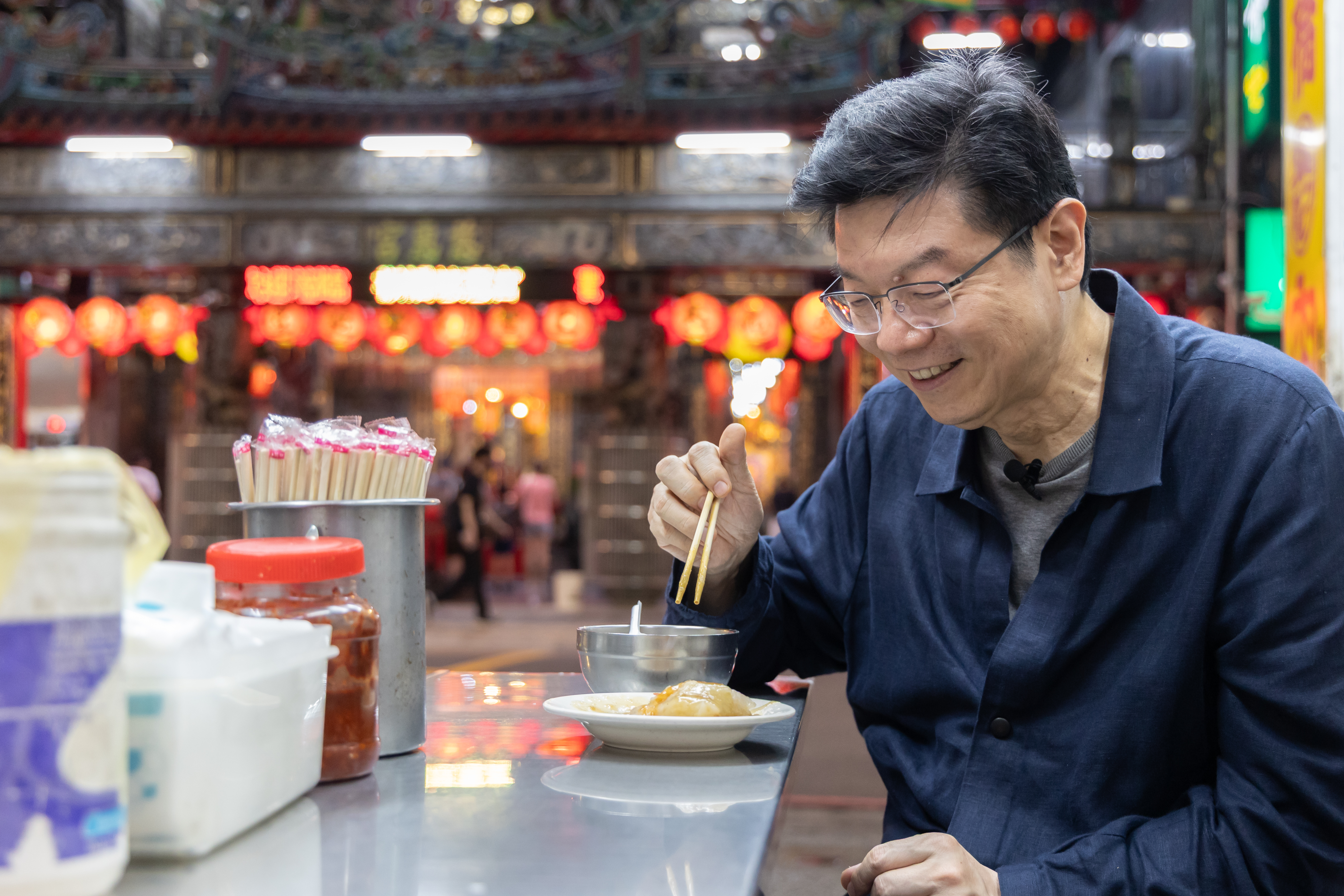 裴社長表示吃肉圓時，可以加一碗藥香溫潤的四神湯，便是最純粹的滿足。（鄭祺耀攝）