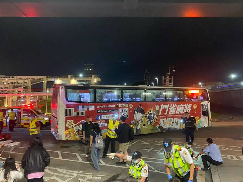 國光客運開往台北車站的1819路線巴士在桃機一航發生自撞意外。（翻攝畫面）