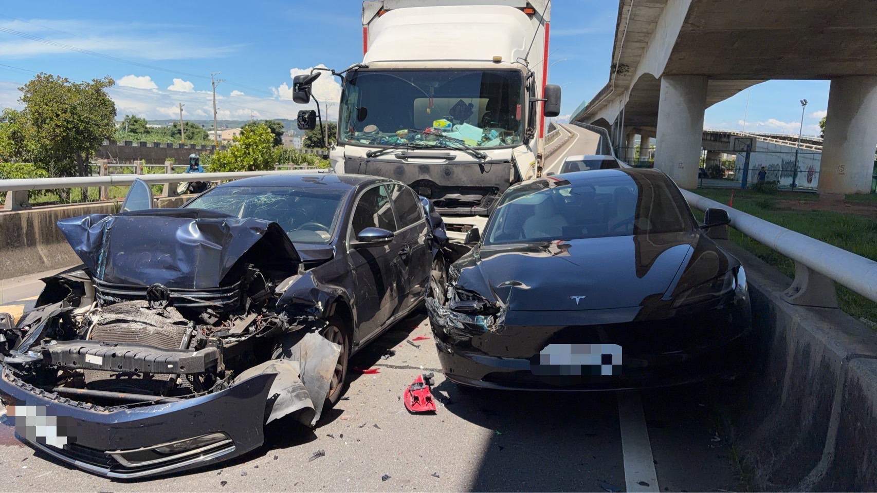 台中匝道5車連環撞，6傷送醫。（翻攝記者爆料網）