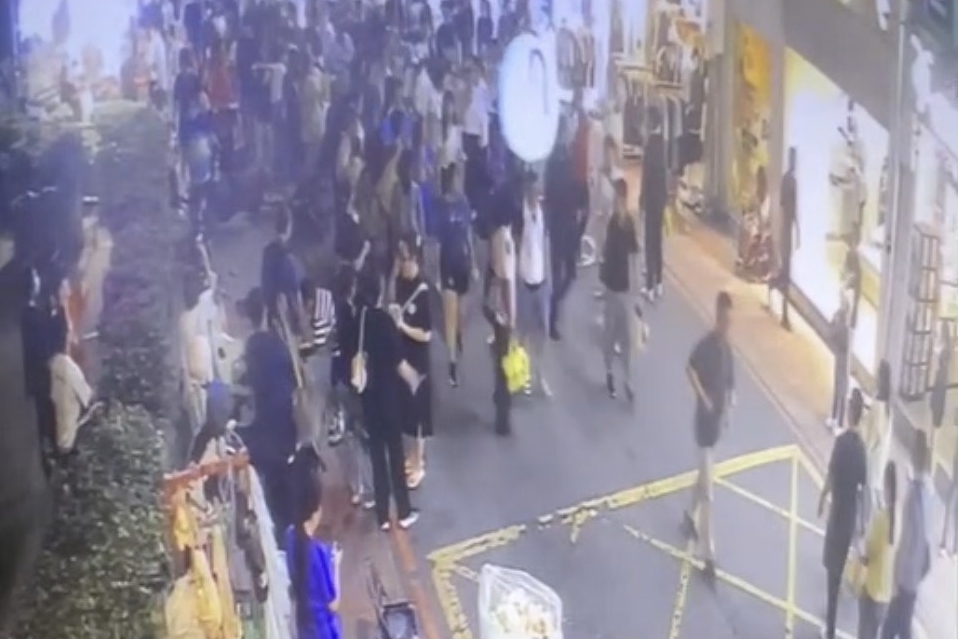 柯文哲17日晚上前往逢甲夜市掃街，疑似遭人噴辣椒水，今天警方表示是六分局分局長周俊銘誤噴。（翻攝畫面）