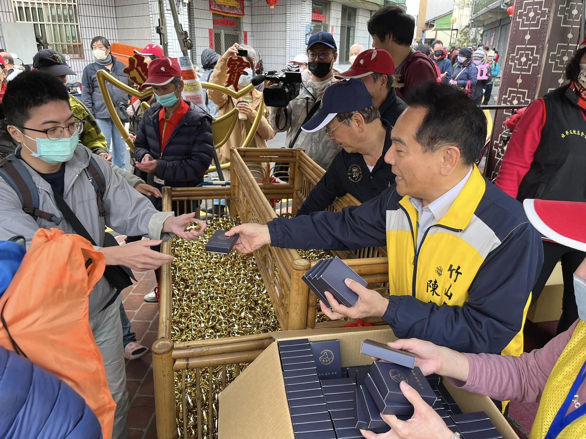 竹山鎮長陳東睦也到現場一同發放龍年錢母。（翻攝自竹山鎮長陳東睦臉書）