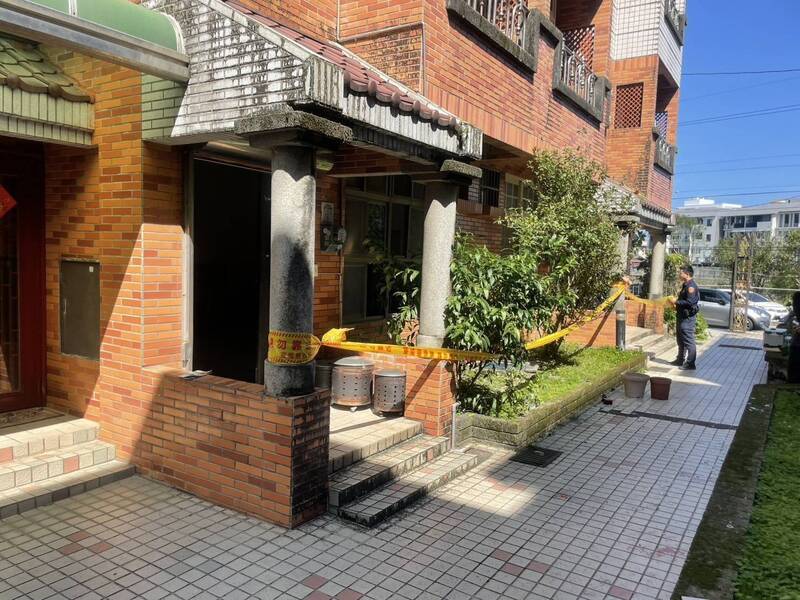 宜蘭黎明路民宅今日上午發生包裹爆炸，檢警舉行記者說明，研判是有針對性引爆炸彈，目前已成立專案小組追緝歹徒。（翻攝畫面）