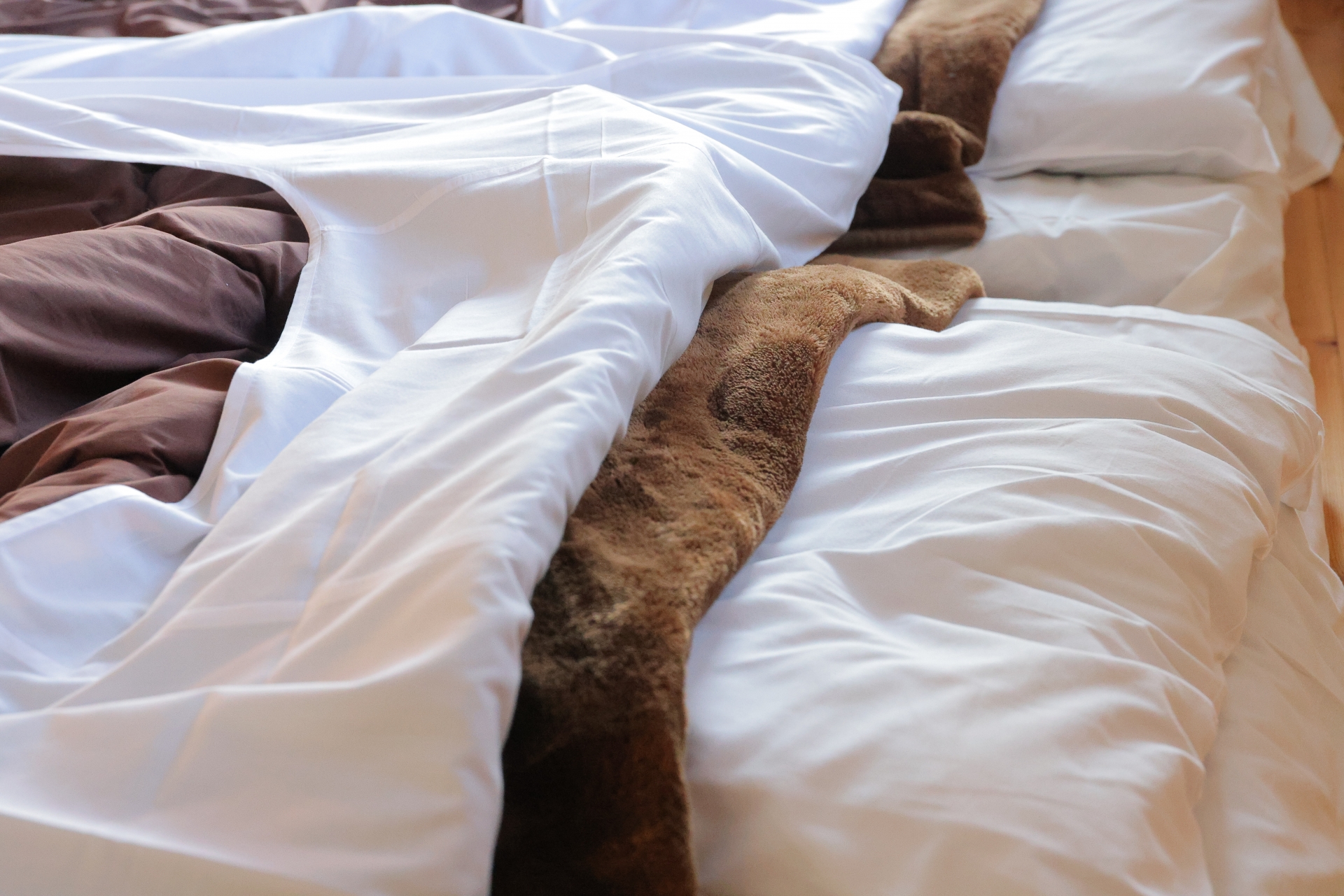 中醫師王心眉建議，冬天睡覺能蓋2層薄棉被，更服貼身體外，太熱掀開1件也能維持溫度。（示意圖，PhotoAC）