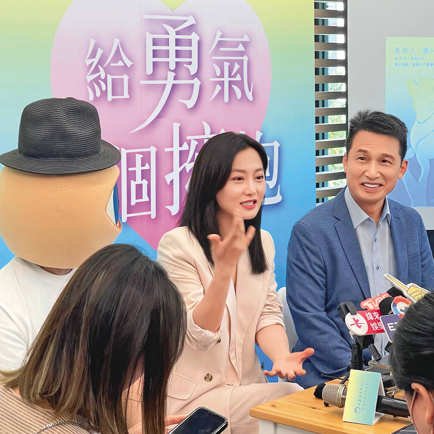 藝人趙小僑(左)透過送子鳥得女,與送子鳥院長(右)一起受訪。(翻攝送子鳥生殖中心臉書)