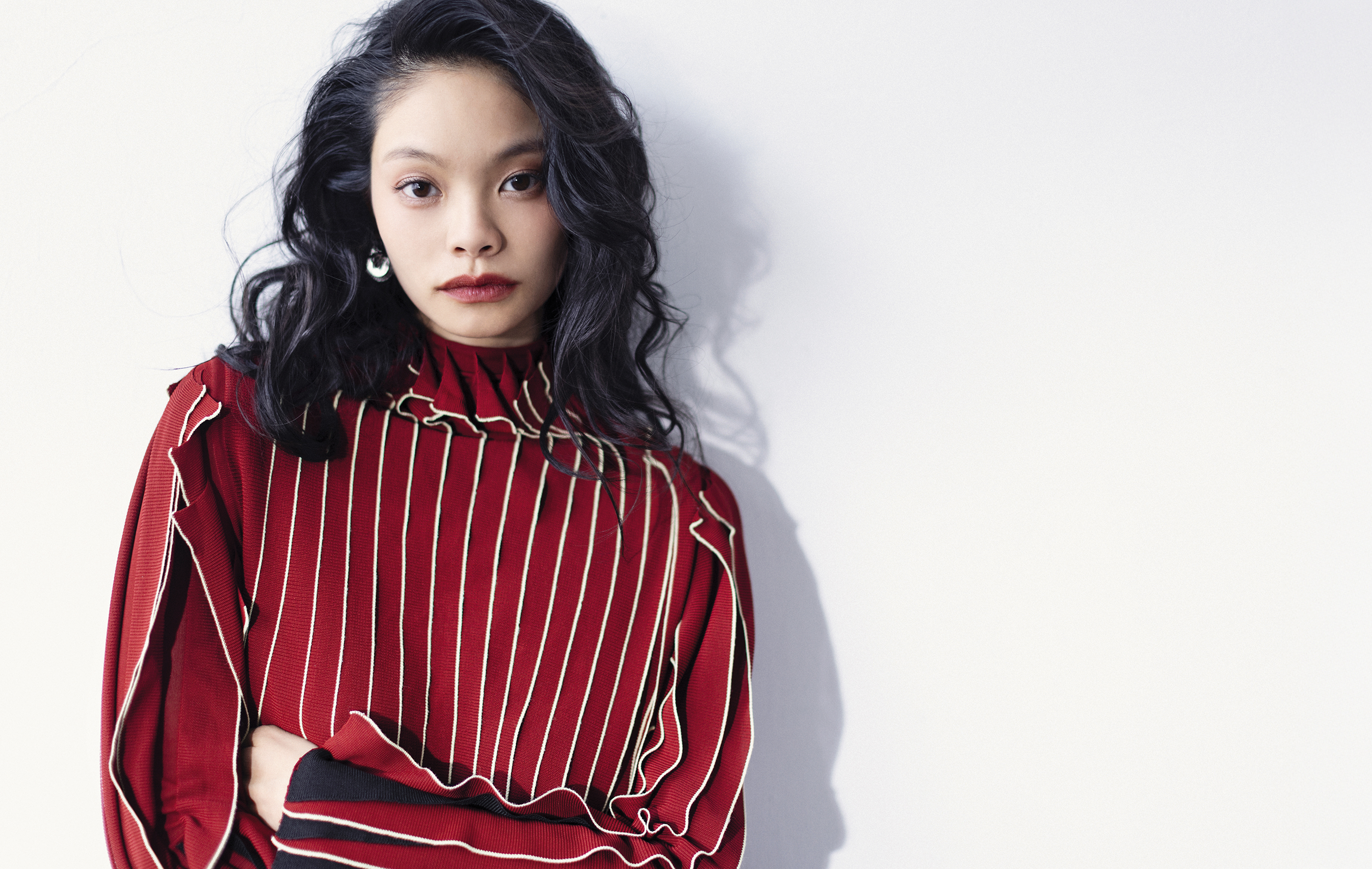 漸層皺褶上衣 NT$150,800 by BOTTEGA VENETA／Medusa Stud Tribute耳環 NT$15,000 by VERSACE