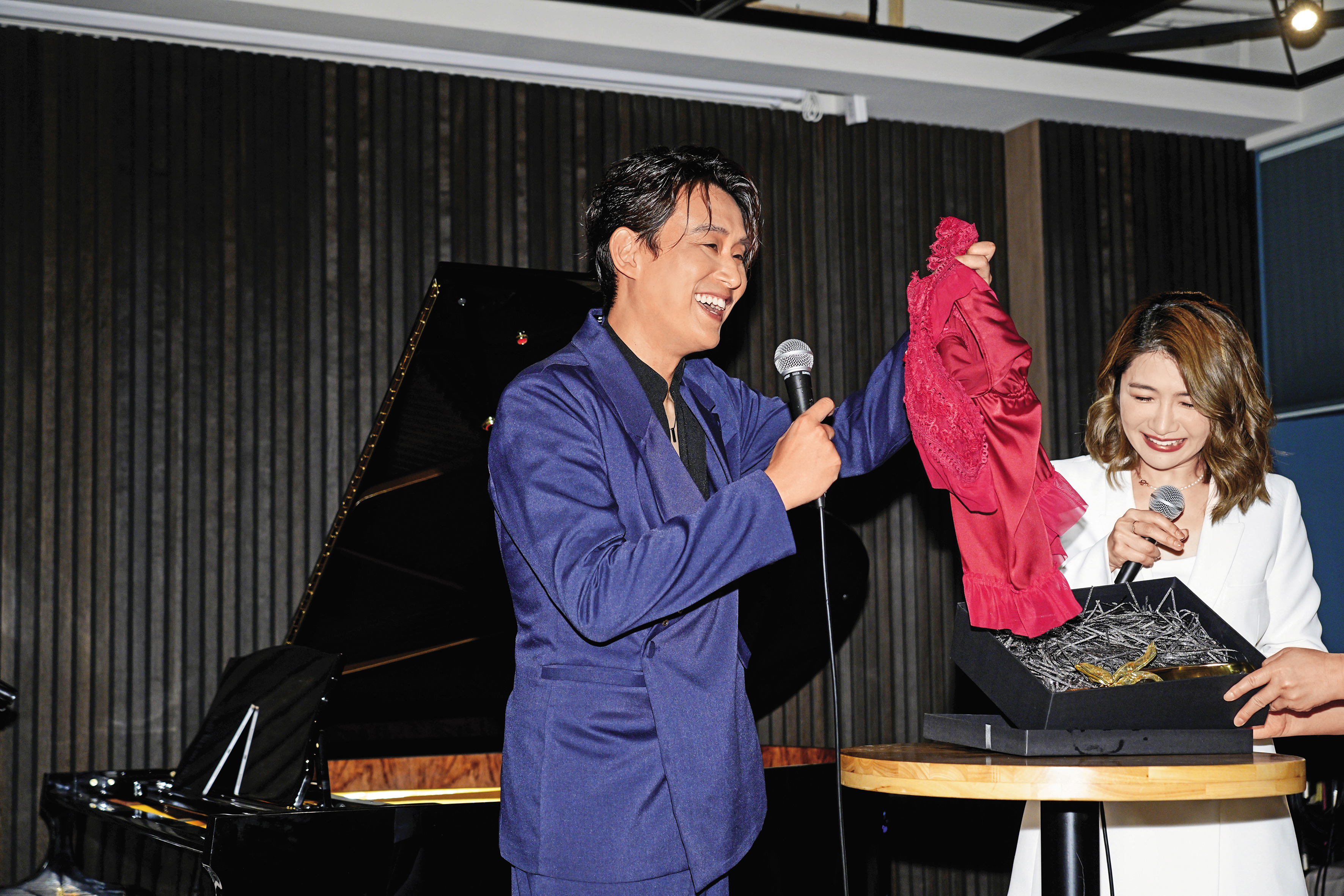 陳乃榮收到性感睡衣一臉喜孜孜，看來今晚有戲了。