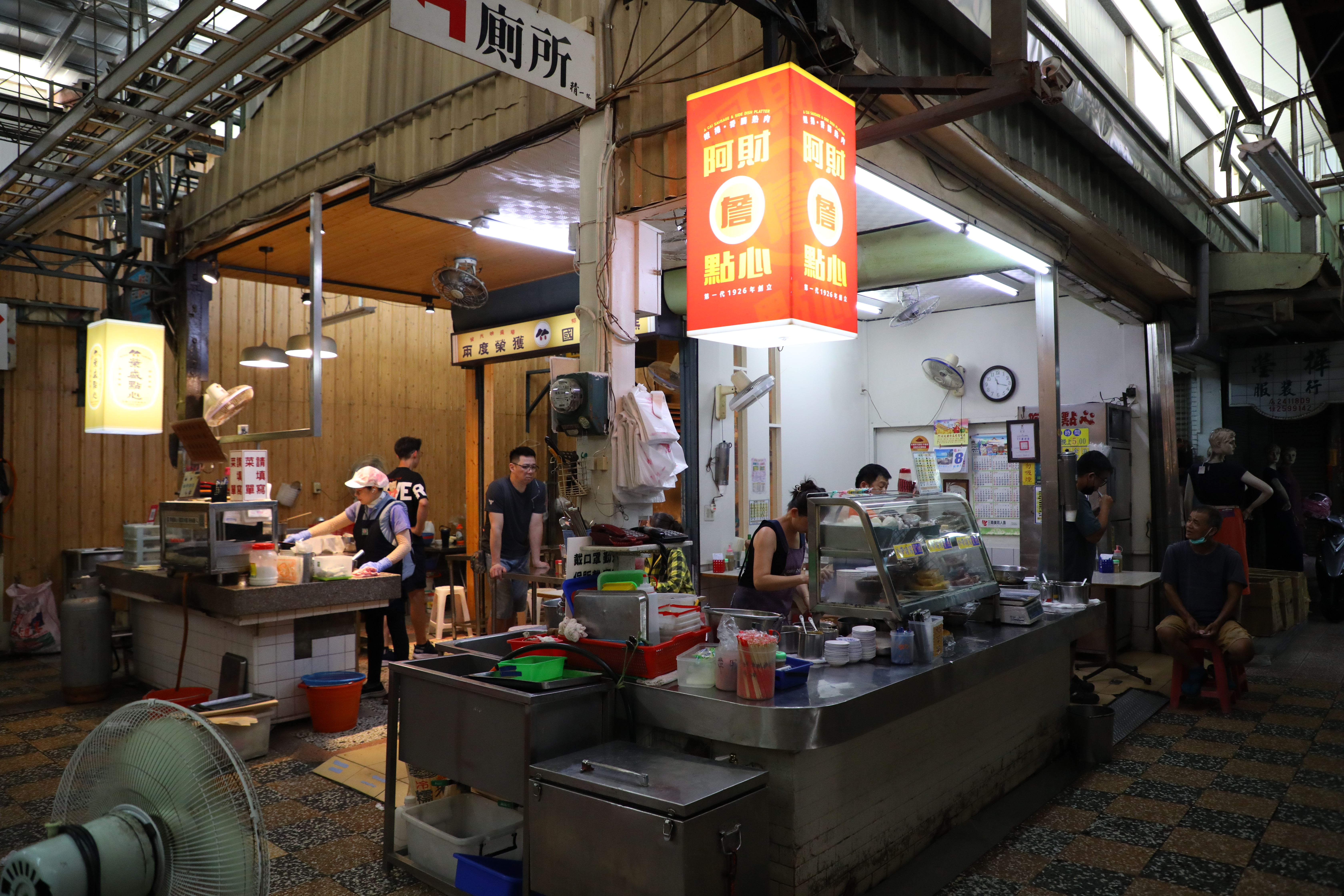 「阿財點心」是在沙卡里巴賣了超過一甲子的香腸熟肉攤。