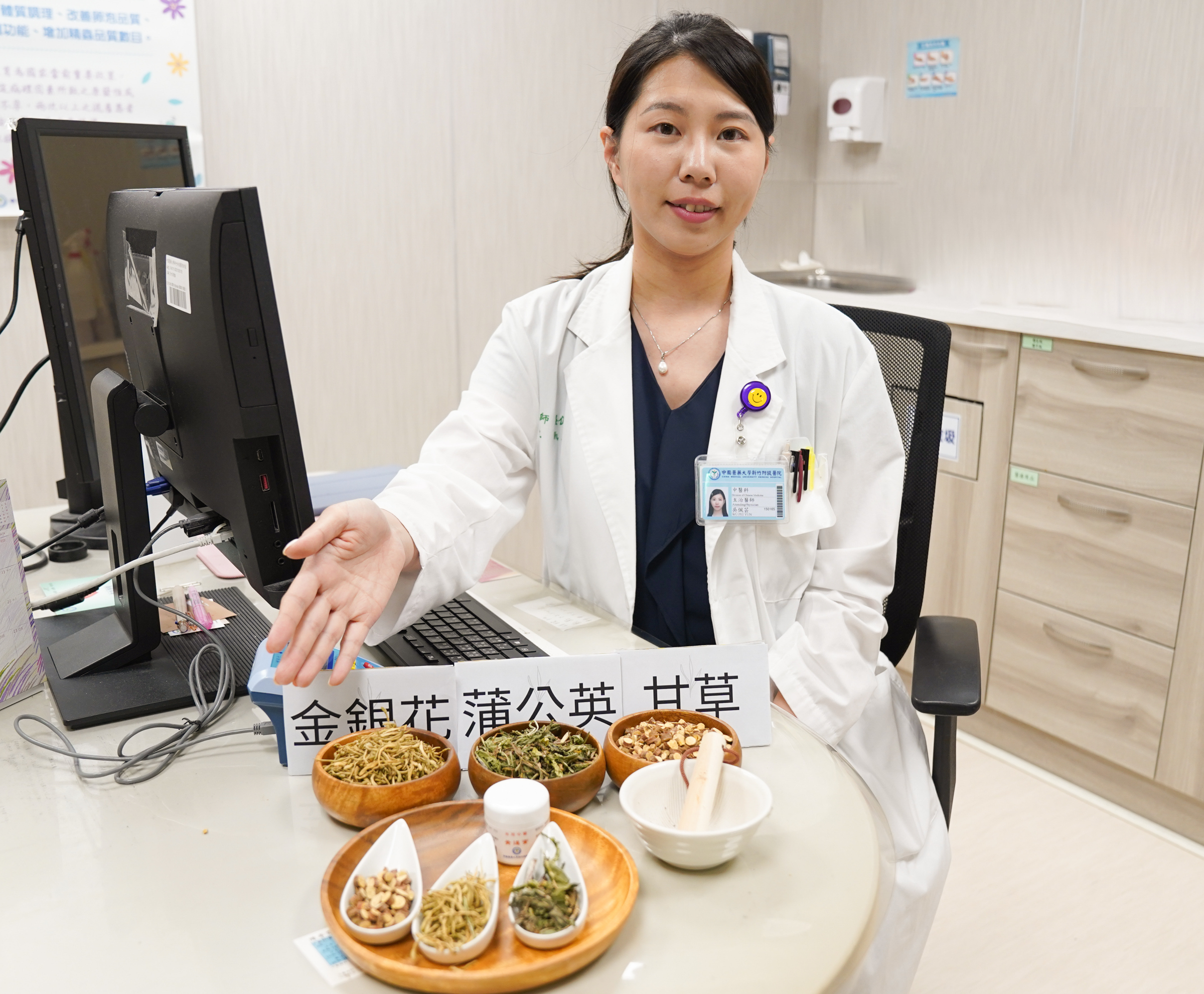 中醫師吳佩芸表示,青春痘的治療主要會分成:消炎、去瘀淡疤及預防3個階段進行。(中國醫藥大學新竹附設醫院提供)