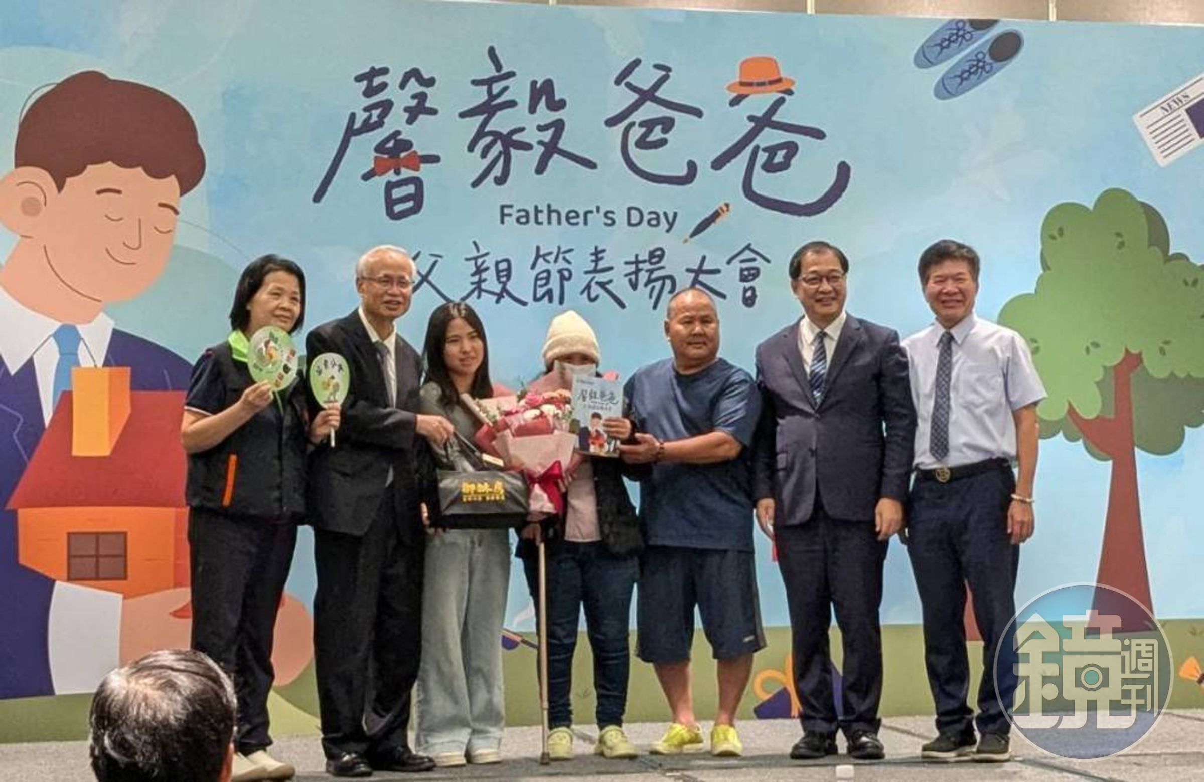 苗栗獲獎的父親帶上家人上台受獎,一起分享榮耀。