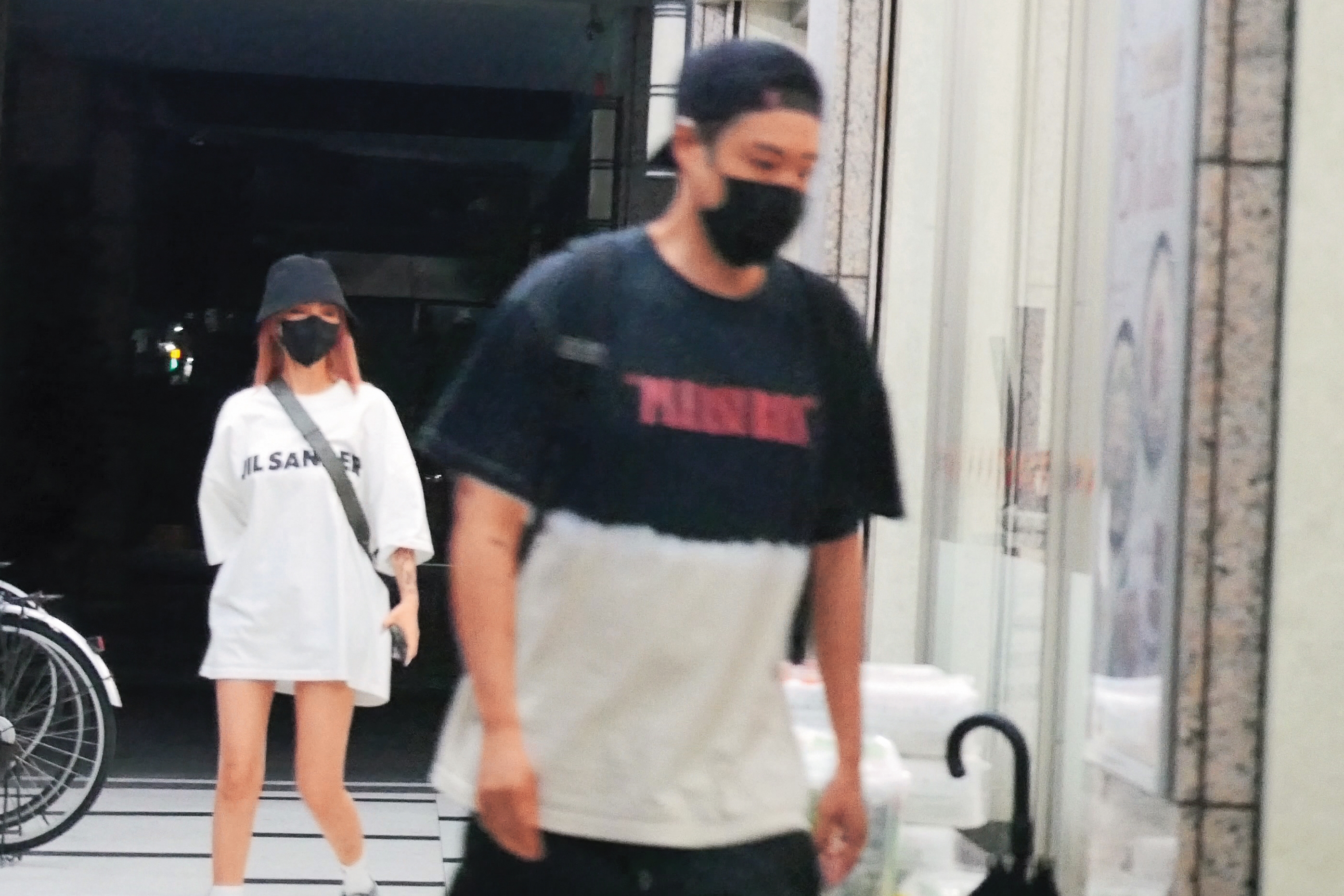 本刊曾經直擊鄭雲燦（左）與周湯豪（右）出遊，而且互動與行程都非常曖昧，不過男的強調他仍單身。