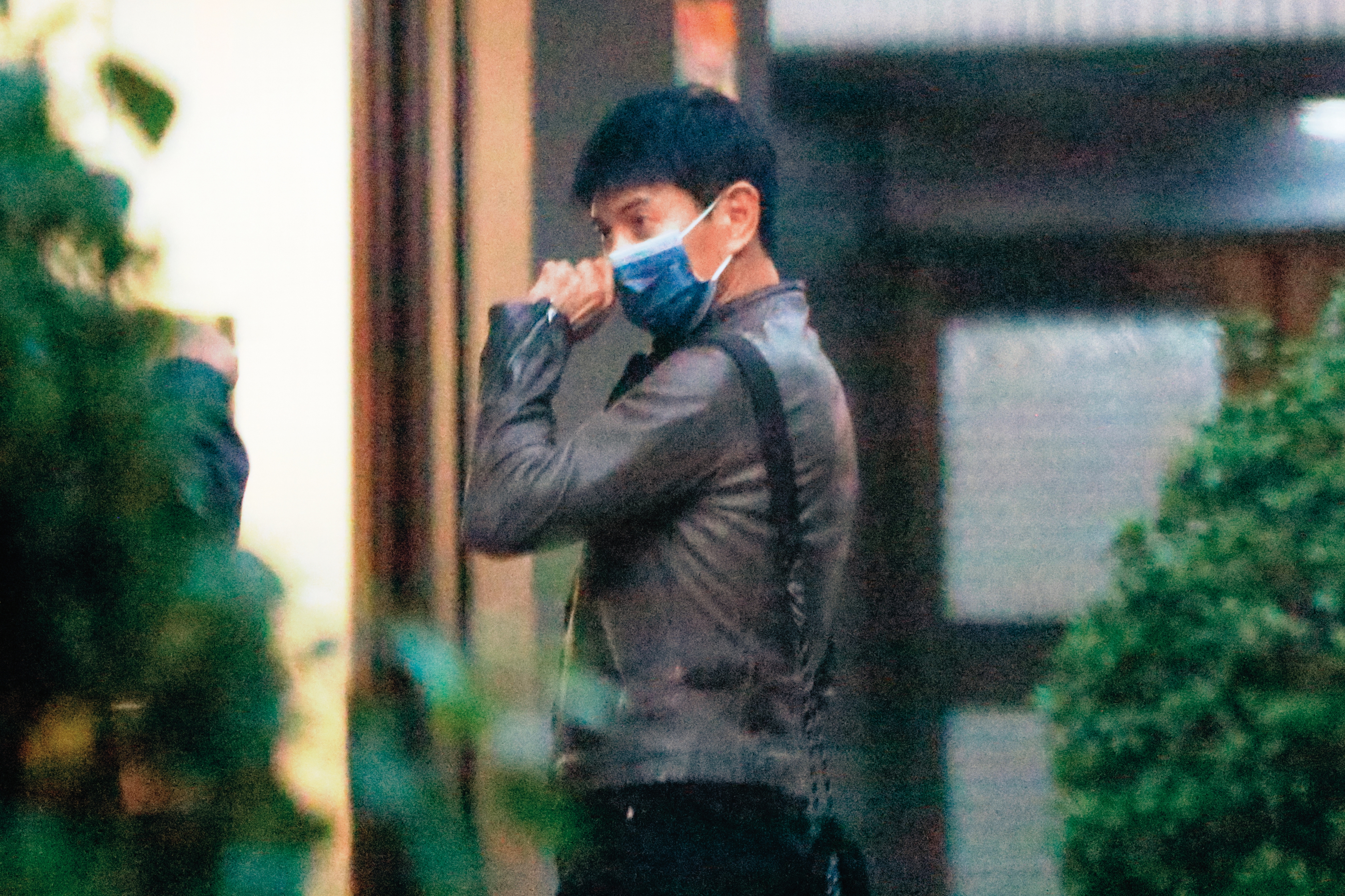 1/12，17：13尾牙宴前，吳奇隆先直奔一間咖啡店，度過充實的下午。