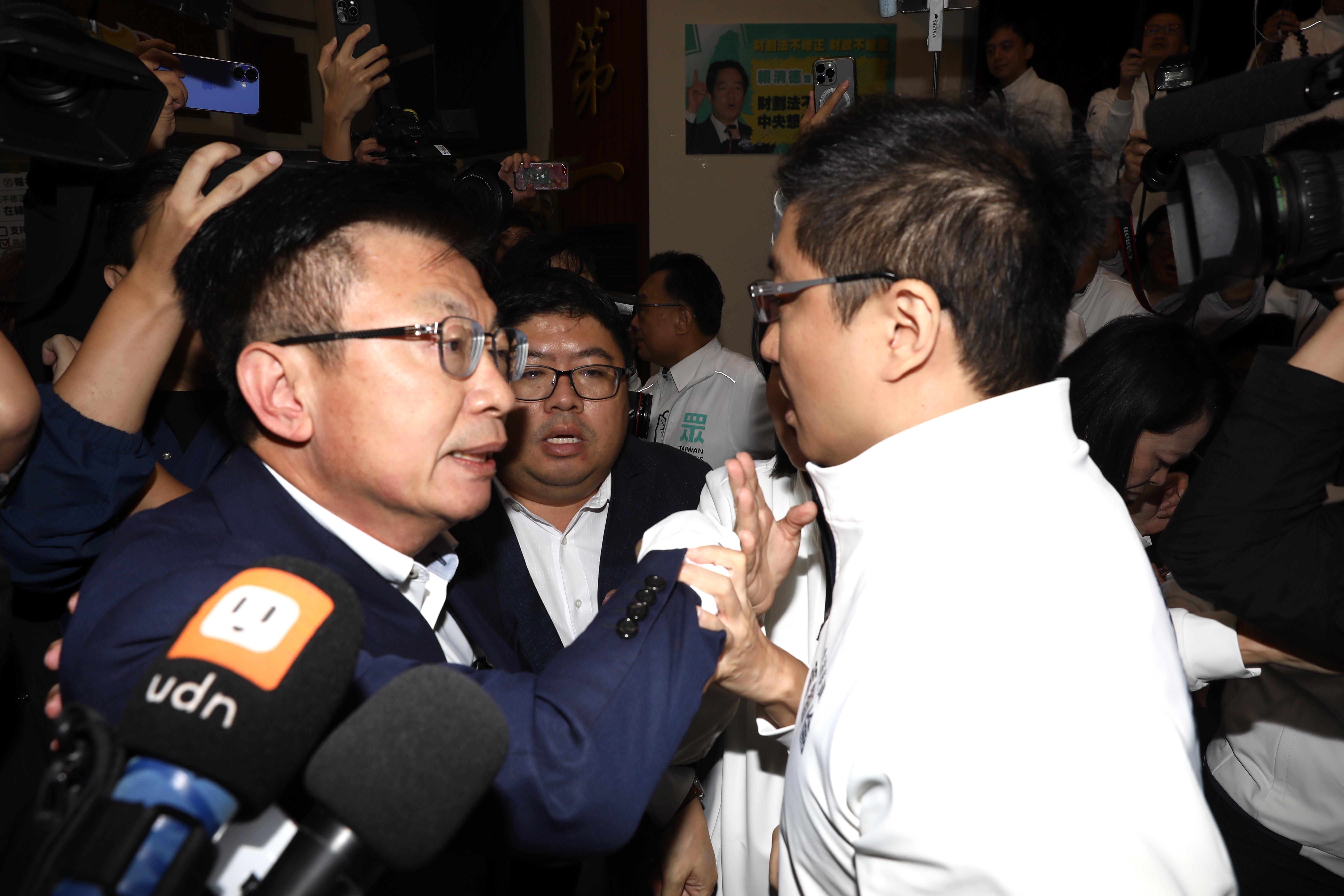 民進黨立委郭國文（右）不滿國民黨立委張智倫，霸占主席台，爆發衝突。