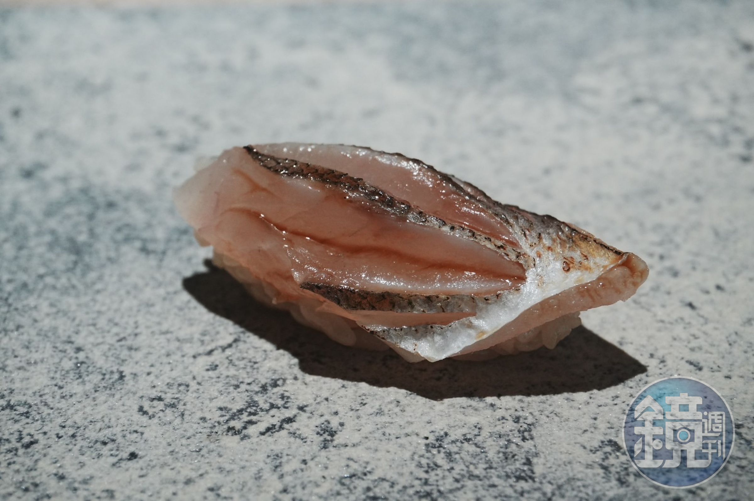 被稱為「亮皮魚」的日本鯖魚，在冬季為最為肥美，主廚藉由多層次的畫刀，使鯖魚在氧化過程中，甜度達到最高。
