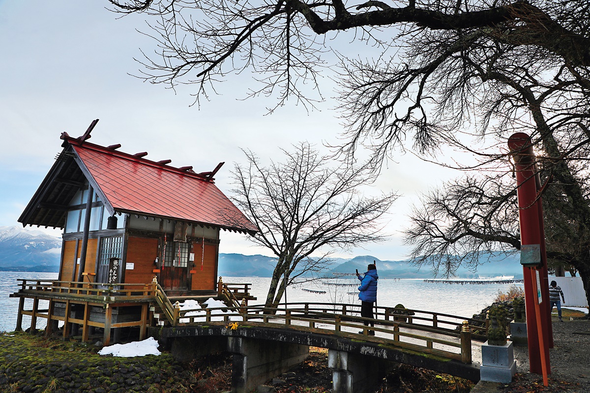 鄰近辰子像的「浮木神社」，是祈求良緣的能量景點。
