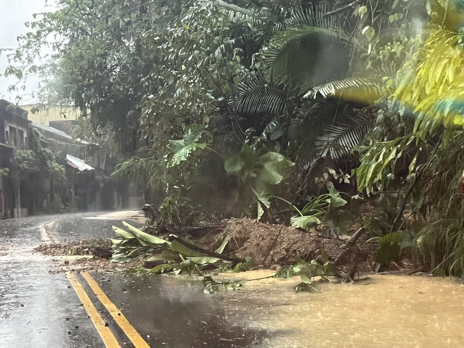 苗栗縣今（4日）出現強降雨，部分地區達大豪雨等級，導致多處低窪地區淹水，山區亦傳出落石並有土石流風險。（翻攝自鍾東錦﻿臉書）