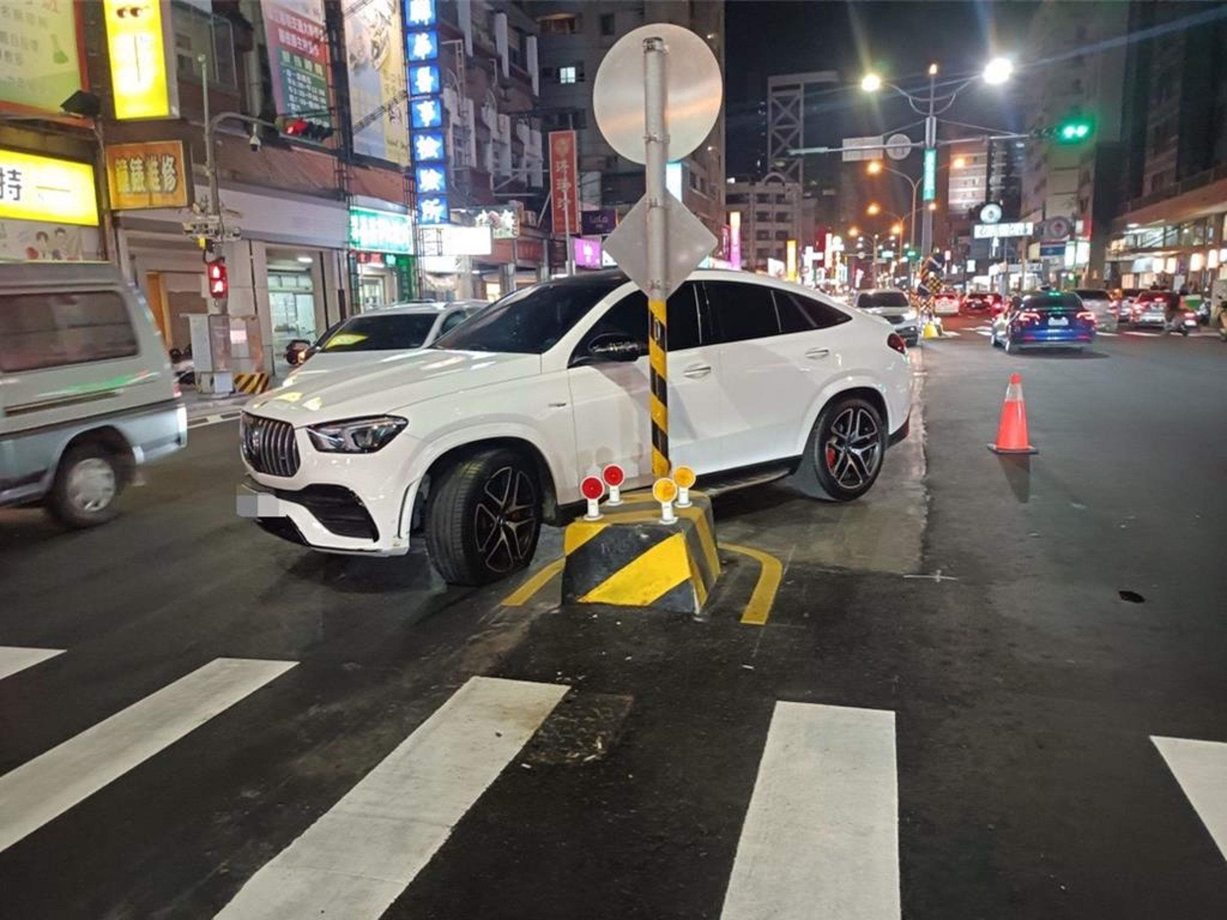 台中市北區進化北路路口設置行人庇護島，但短短40天內便發生13起自撞車禍。（翻攝畫面）