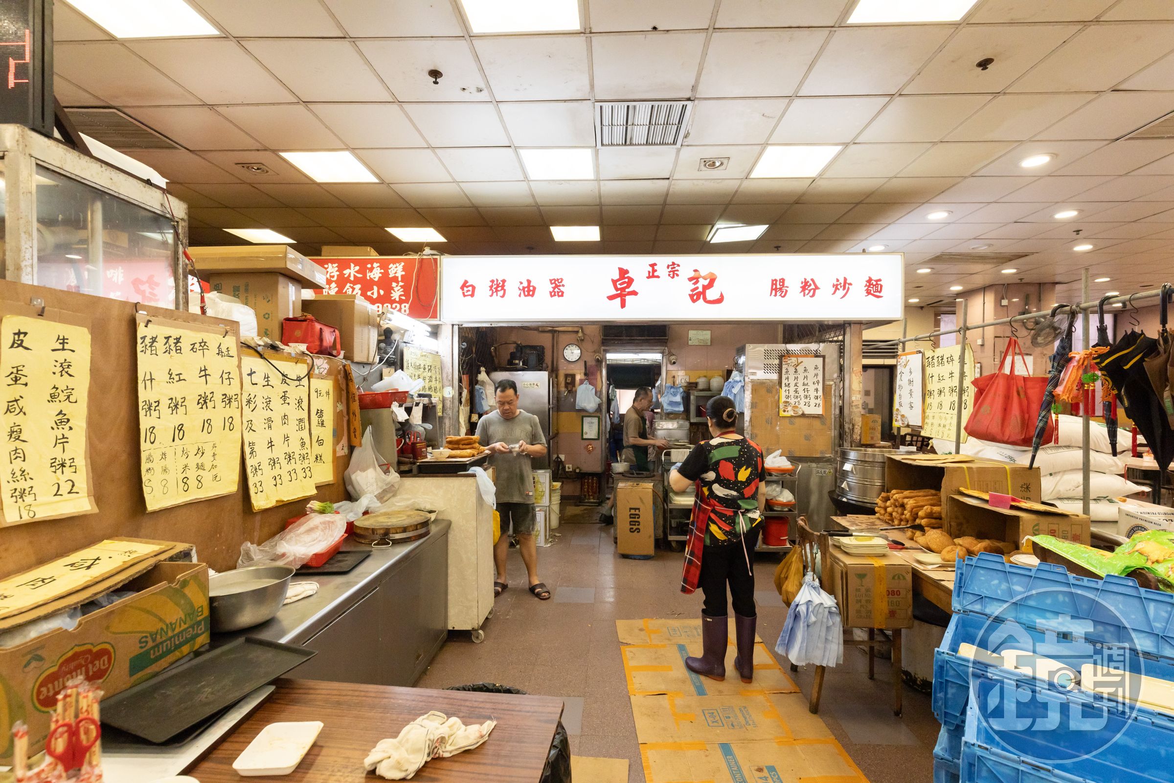 在地行家認證原先開在堅尼地城北街的大排檔，後搬遷至士美菲路熟食中心的這間「卓記正宗粥品」才是正宗老店。
