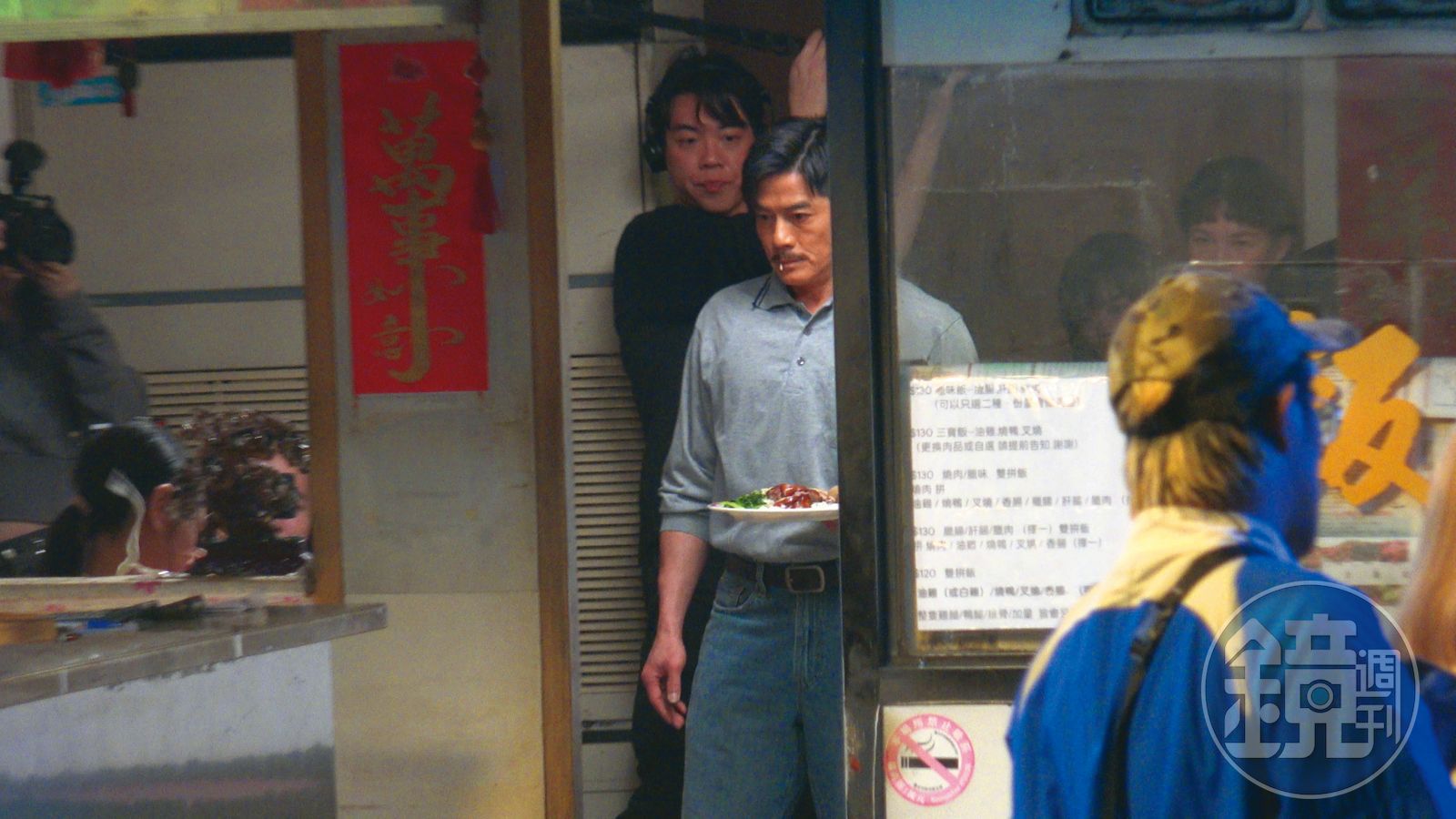 19：27飾演燒臘店老闆的郭富城，端了一盤燒鴨飯上菜，被他「服侍」的臨時演員開心死了