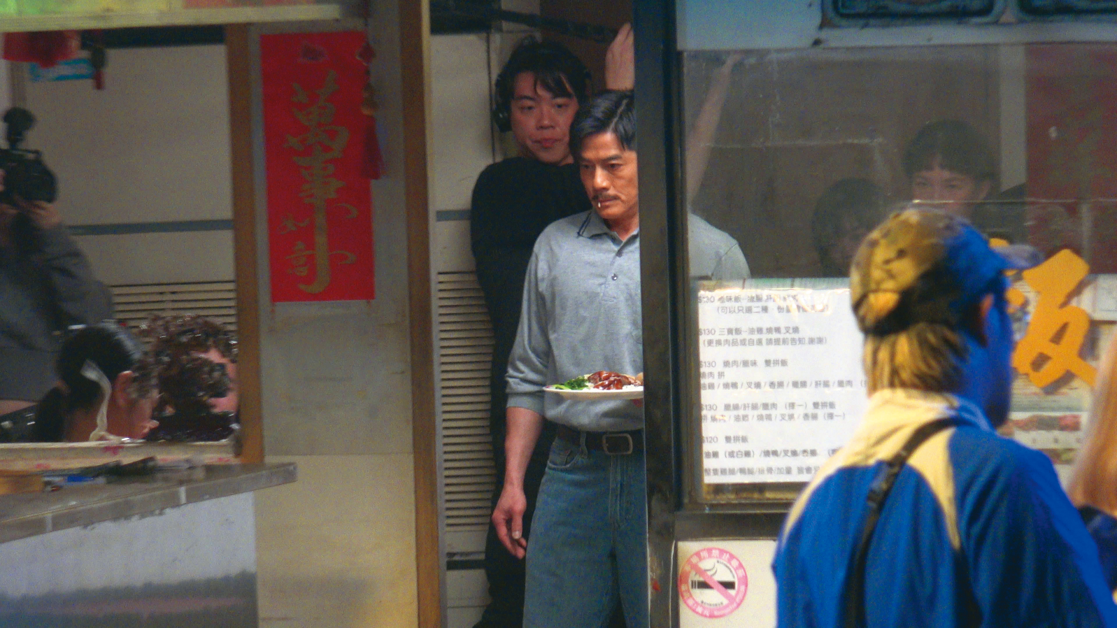 19：27飾演燒臘店老闆的郭富城，端了一盤燒鴨飯上菜，被他「服侍」的臨時演員開心死了。