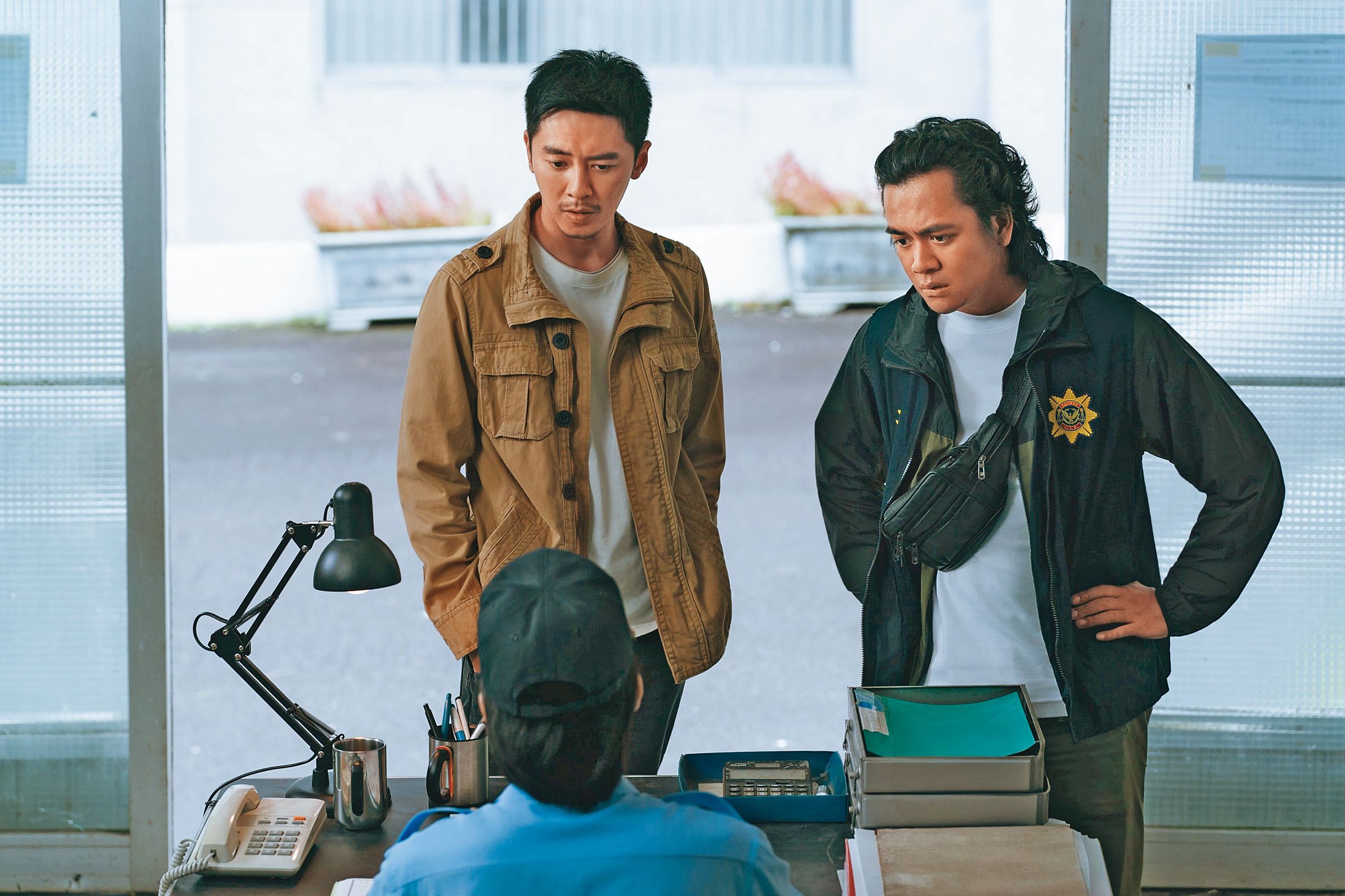 喬瑟夫(右)在影集《成名在望》飾演李國毅(左)的警隊搭檔。(瀚草影視提供)