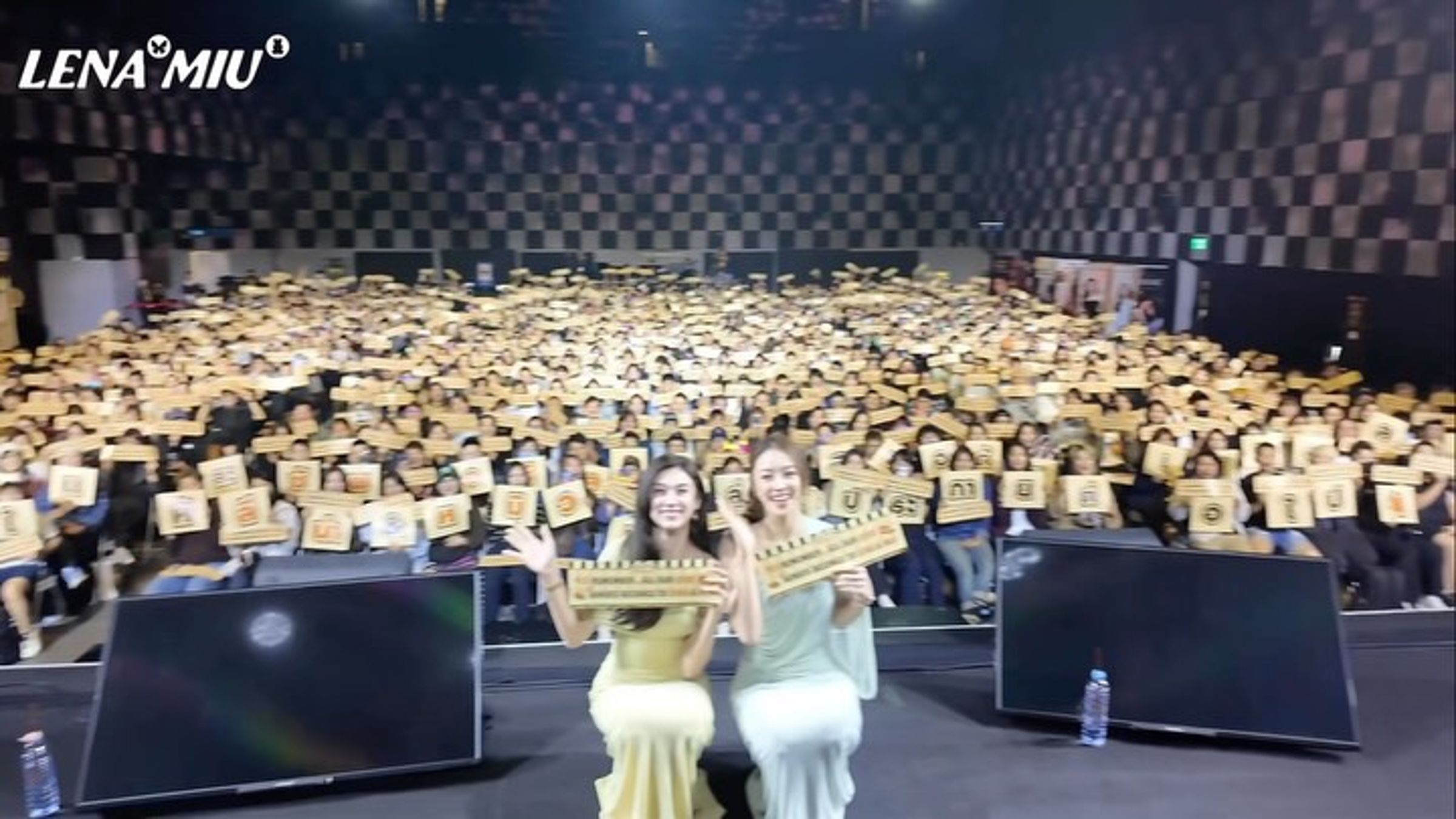 LenaMiu在見面會尾聲與台灣粉絲留下大合照紀念。(翻攝LenaMiu_ch3 IG)