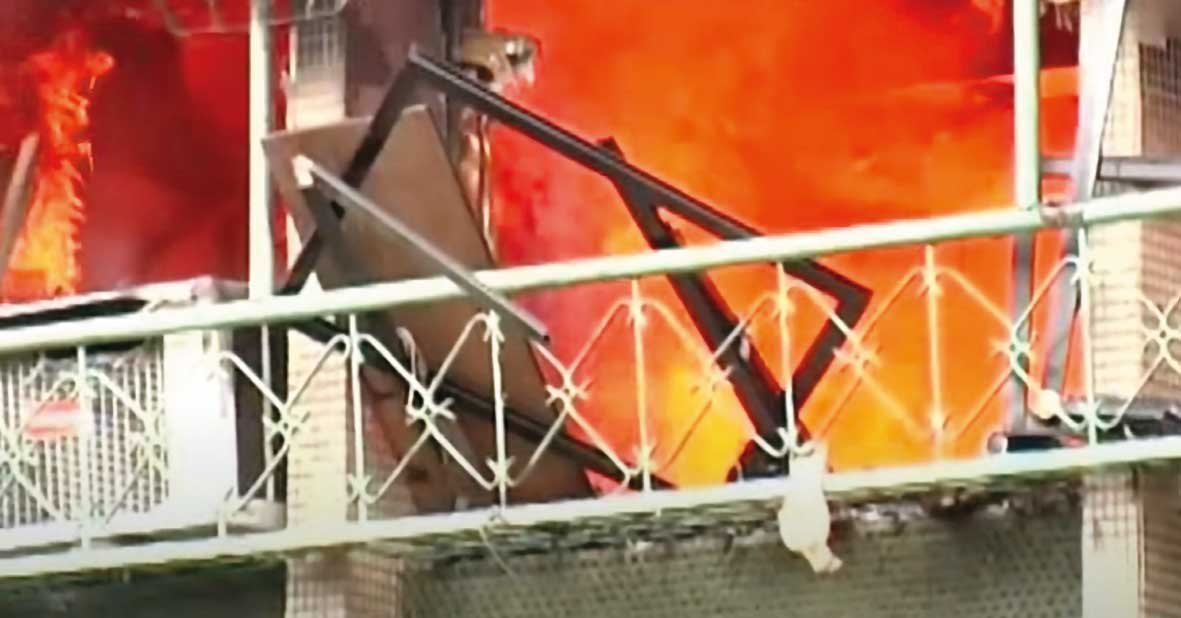 張姓凶手遭圍捕時，放火連燒3戶民宅，還從陽台丟擲雜物抵抗。（翻攝東森新聞）