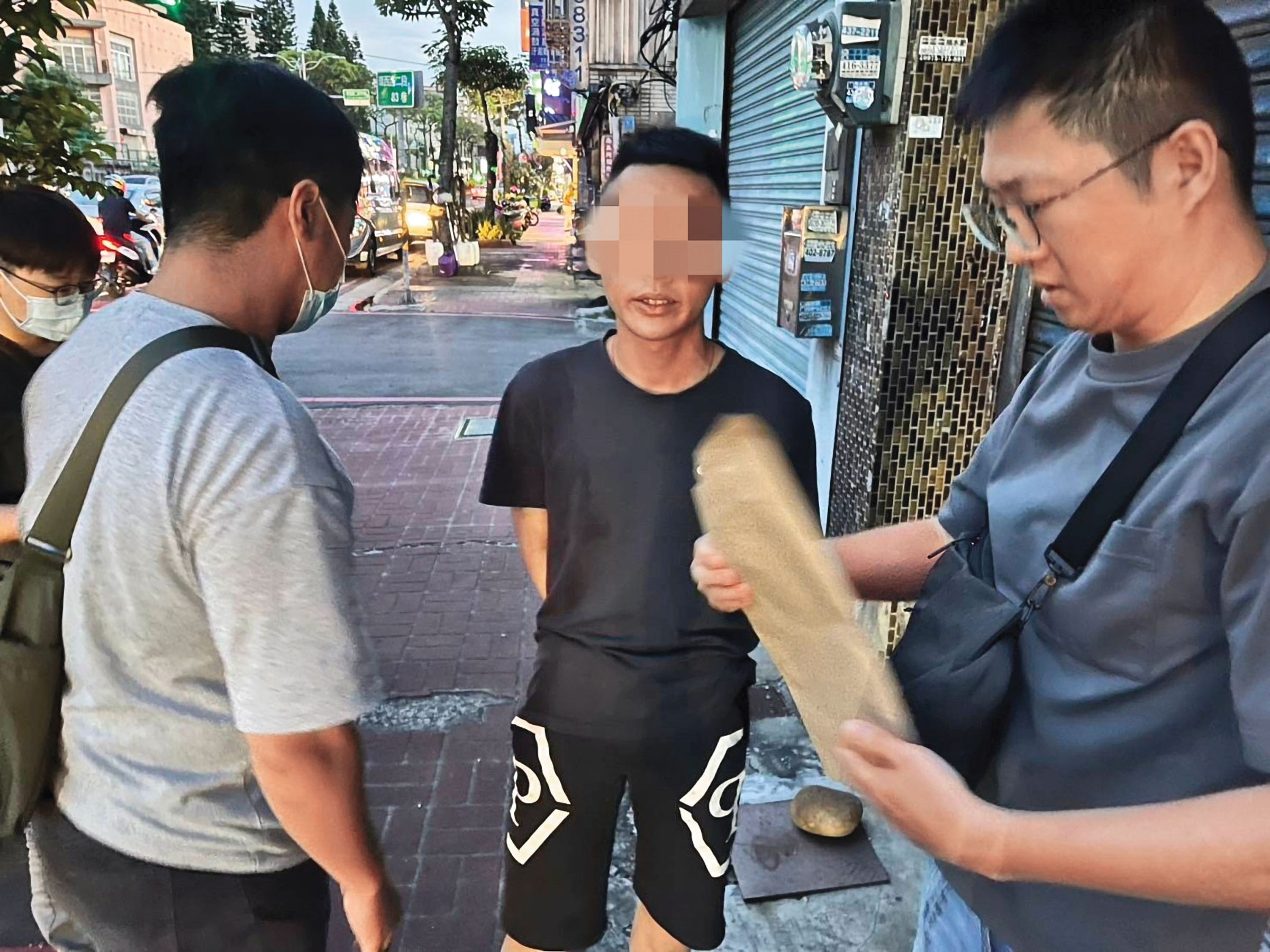 遭警方逮捕的陳男（中）是杜男副手，除負責管理小姐外，也協助拍攝未成年少女的性影像。（翻攝畫面）