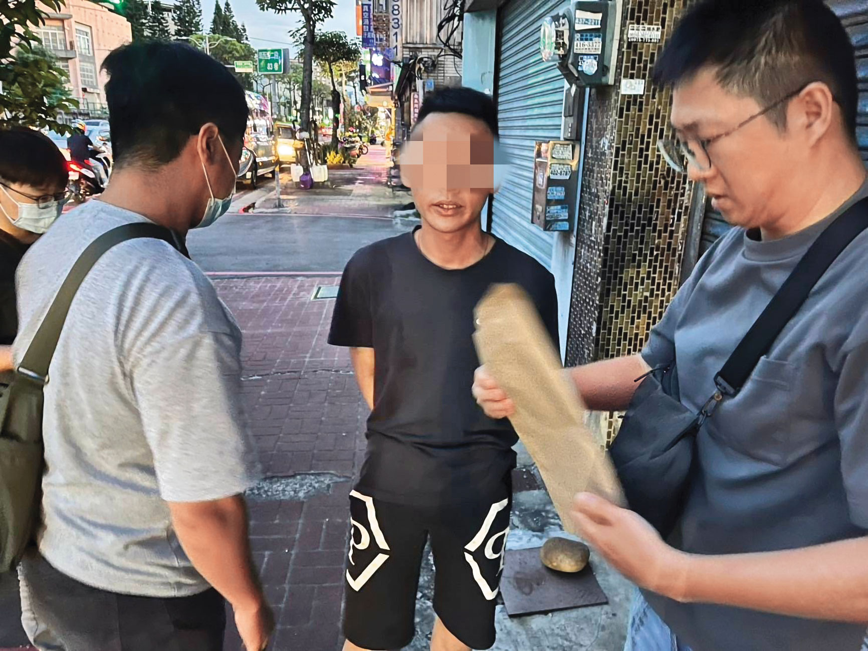 遭警方逮捕的陳男（中）是杜男副手，除負責管理小姐外，也協助拍攝未成年少女的性影像。（翻攝畫面）