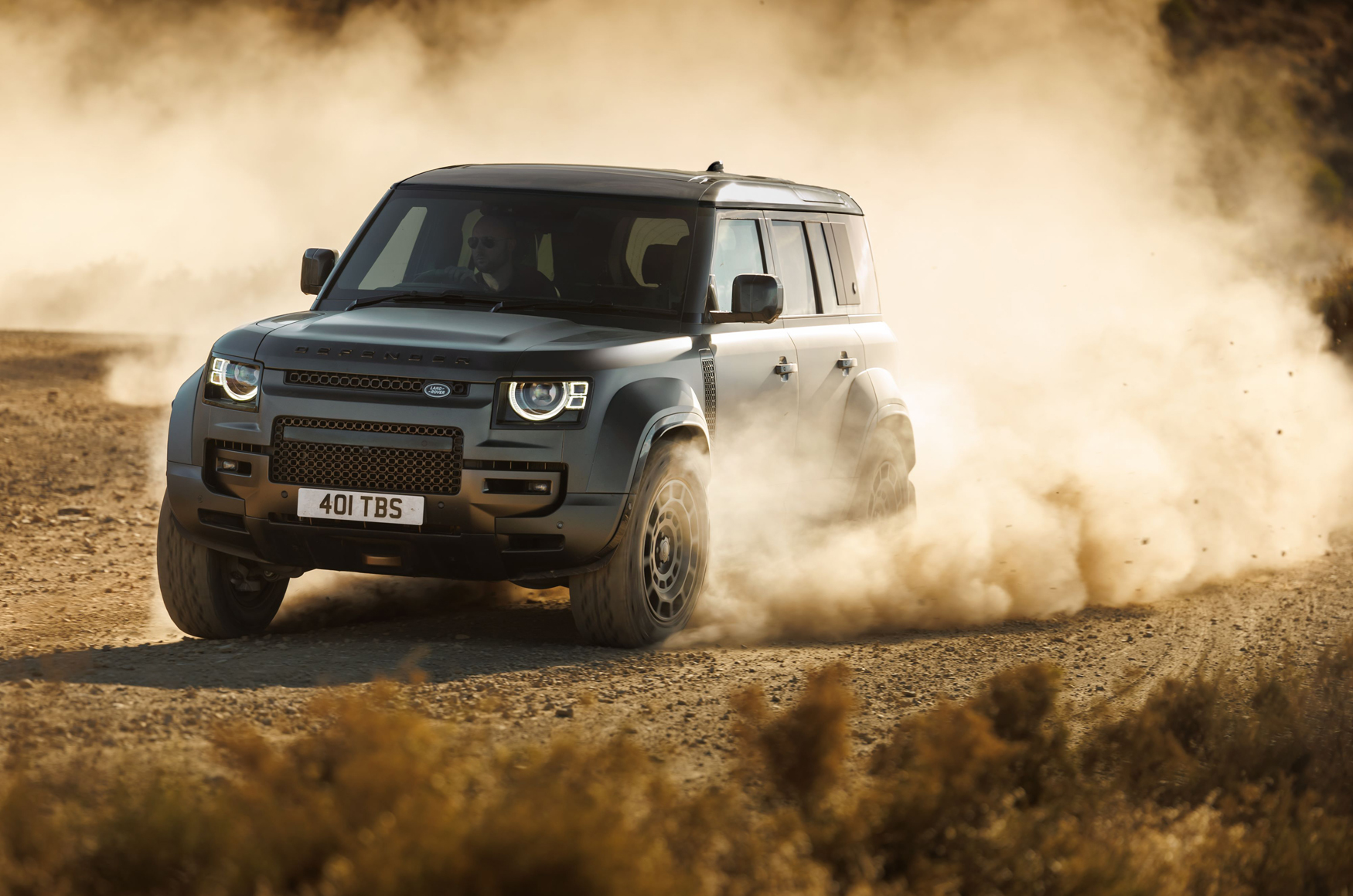 【Racing Focus】625 匹 V8 衝進沙塵暴！Defender OCTA 憑什麼征戰全球最艱難越野賽？
