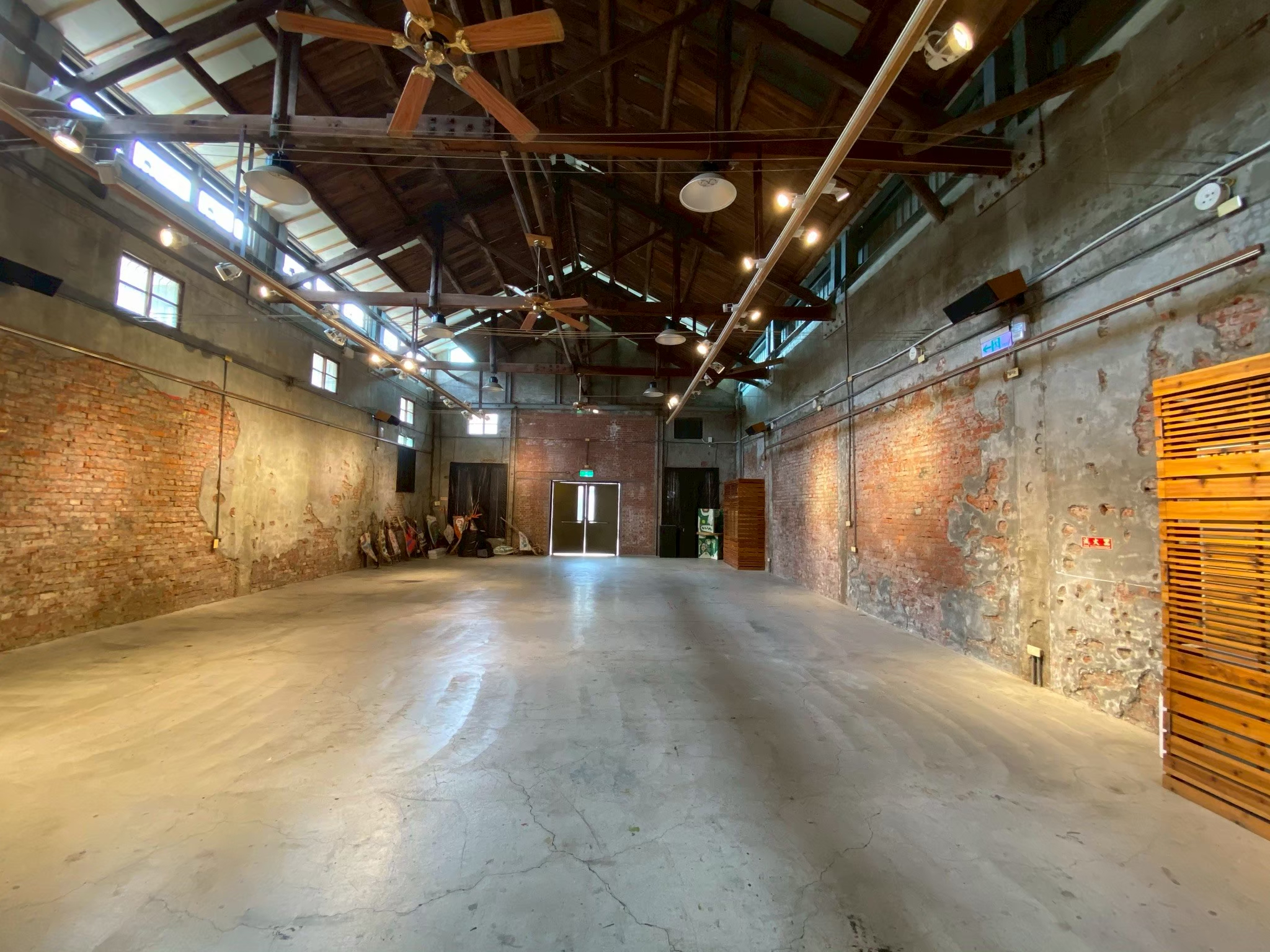 新港文化館25號倉庫，是新港鄉農會所興建，建築保留木造屋架、斑駁的紅磚、水泥牆的斷痕、通風小氣窗與鑄鐵小鐵窗。（文化總會提供）
