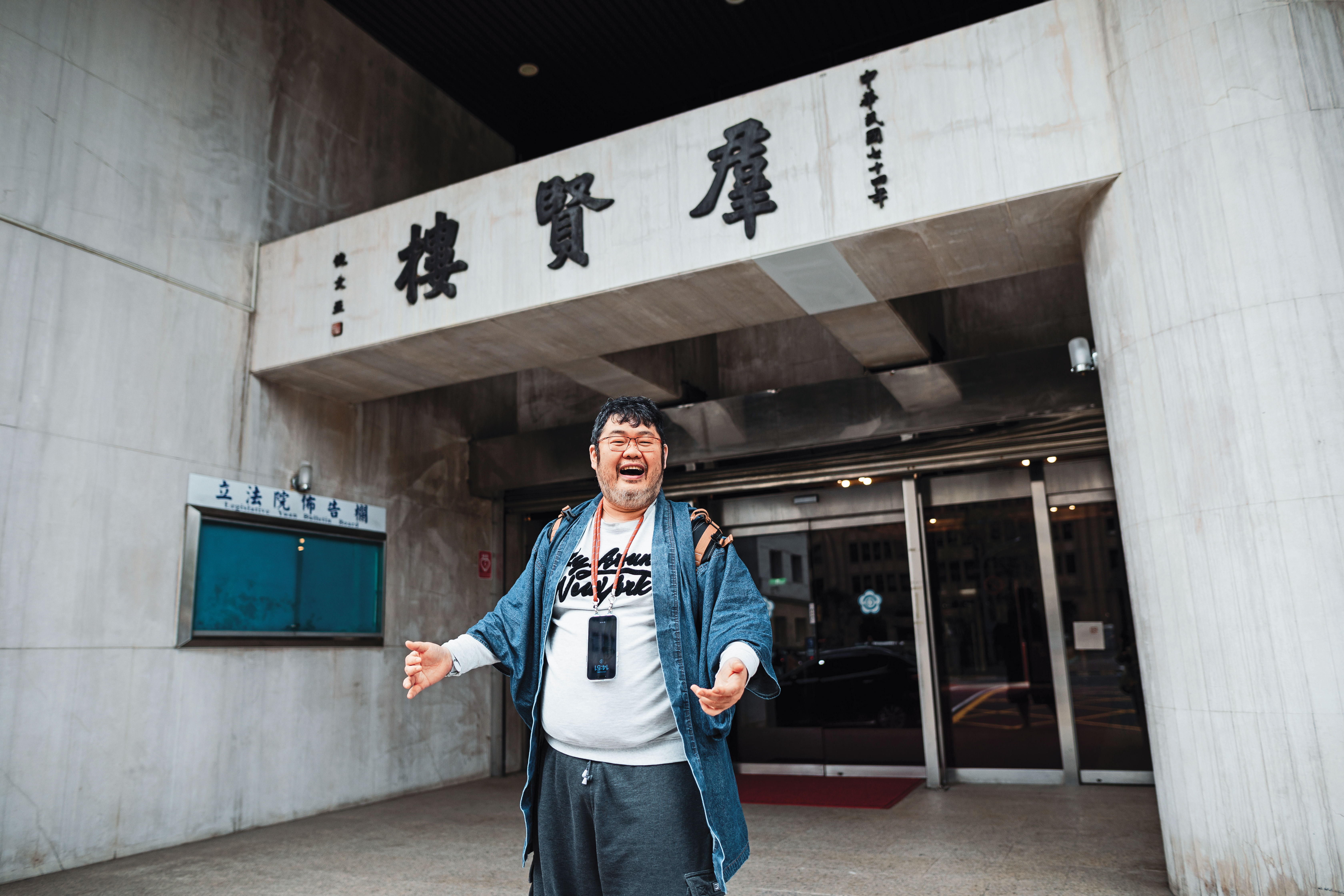 四叉貓帶我們進行立法院周邊巡禮，說明側門好攻正門易守，還開玩笑說知識都是從「天堂」網遊的攻城戰學來的。