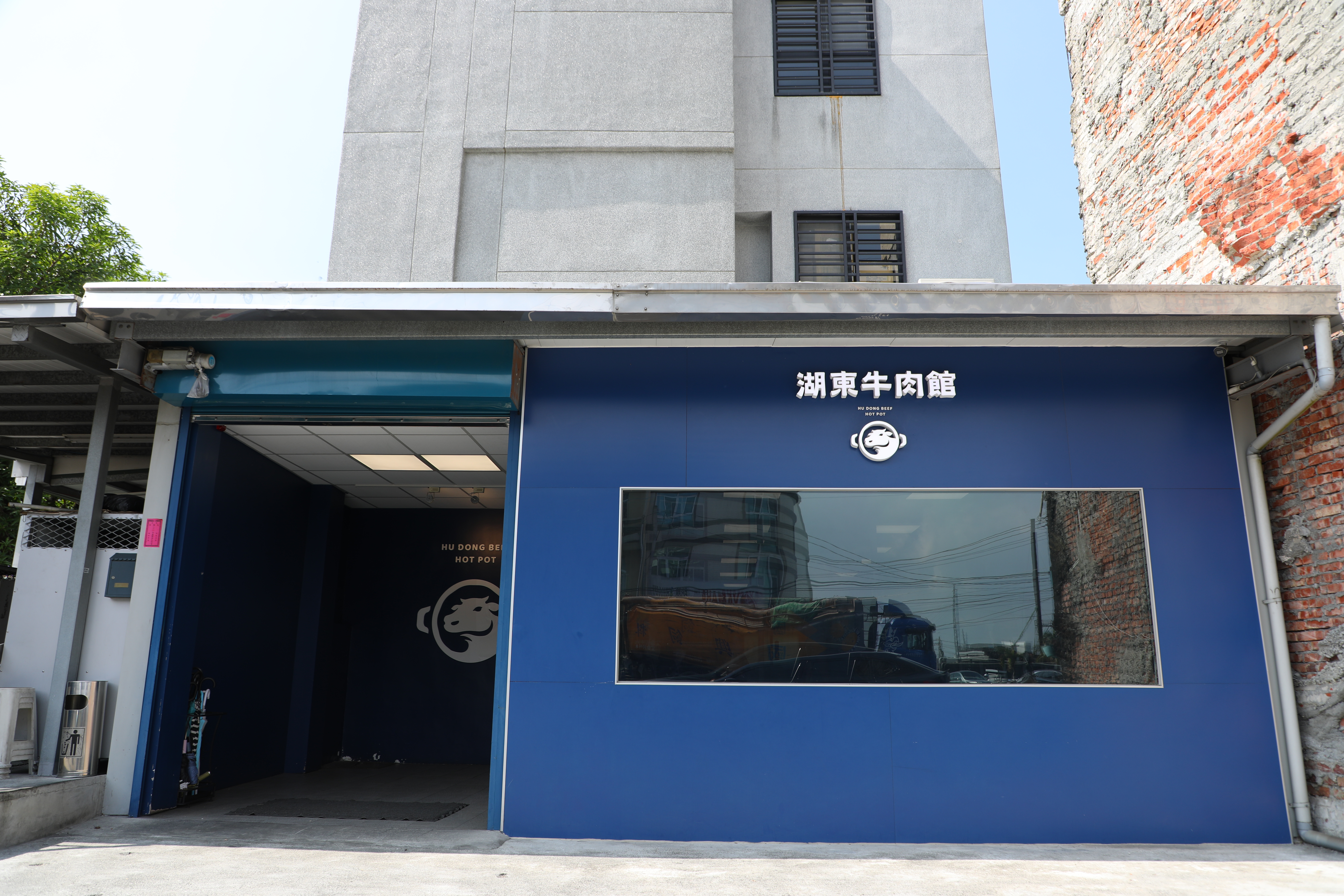 重新裝潢之後，外觀塗裝成漂亮的寶藍色。