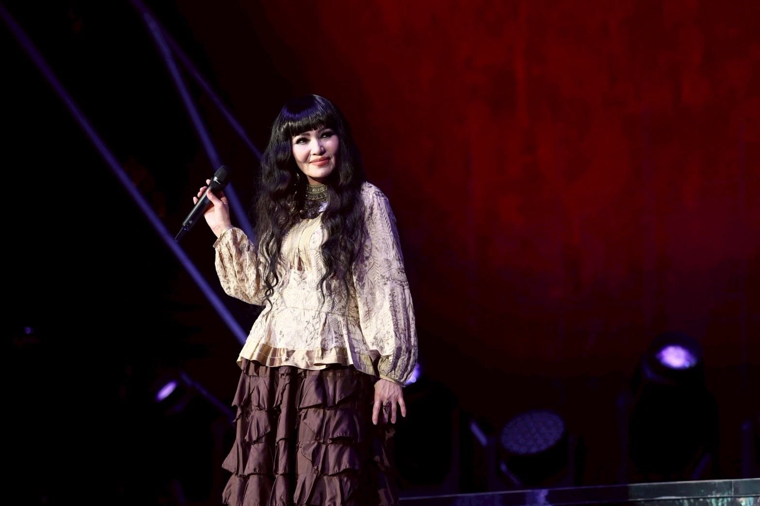 潘越雲日前回家鄉高雄參加「藍寶石大歌廳」演出。（翻攝臉書）