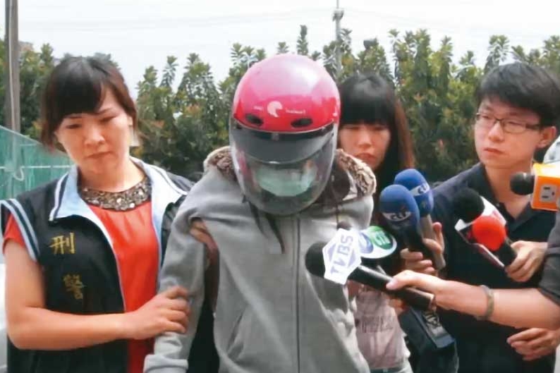 黃女(中)落網後供稱,呂男才是縱火案的策劃者。(翻攝蘋果新聞網)