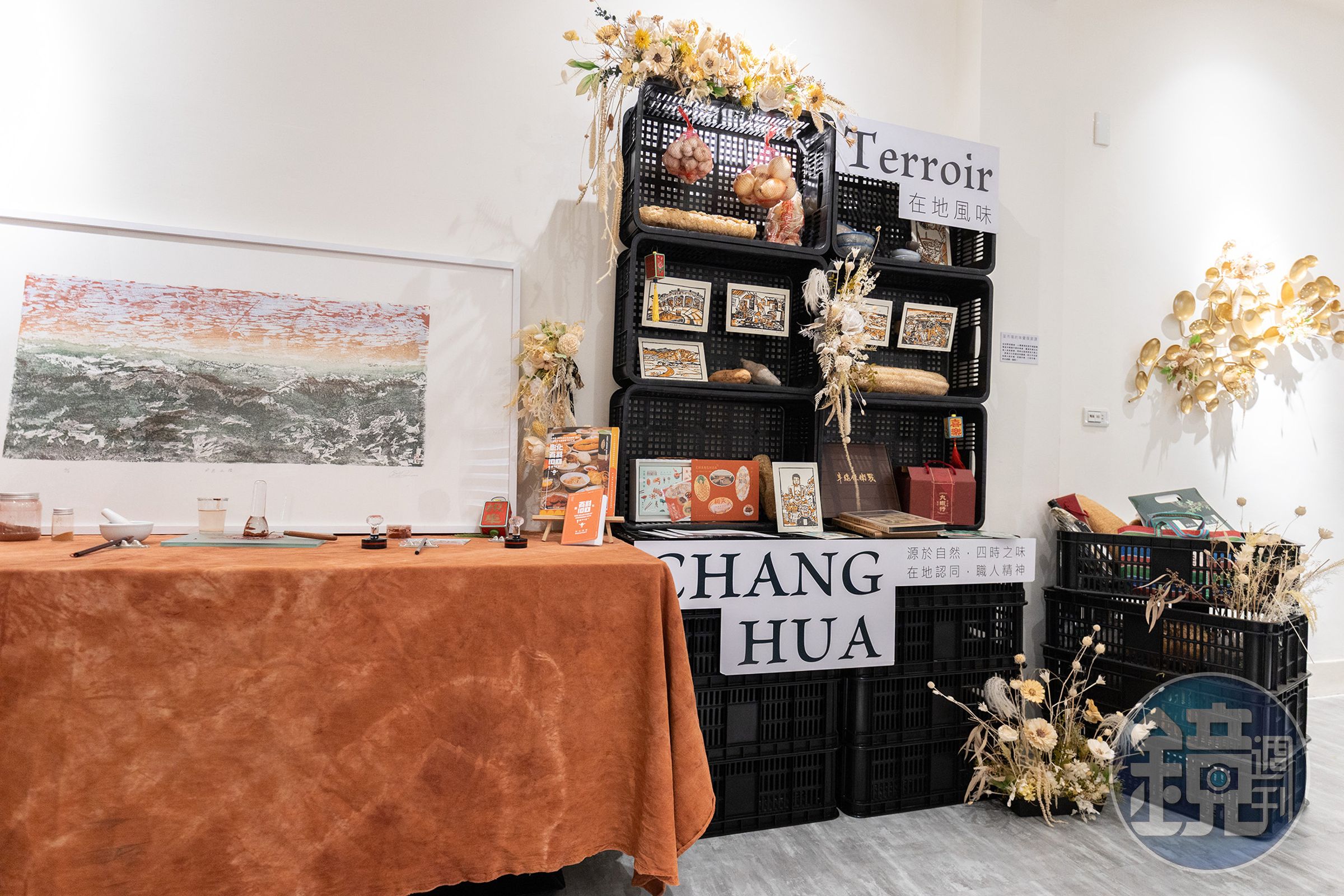餐廳兩旁展示以拓印呈現的彰化八景。
