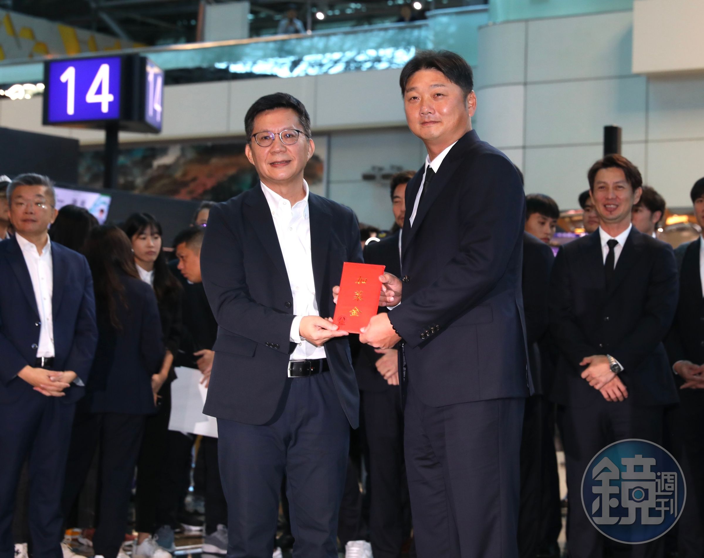 總教練曾豪駒代表收下張廖萬堅致贈的20萬元加菜金。