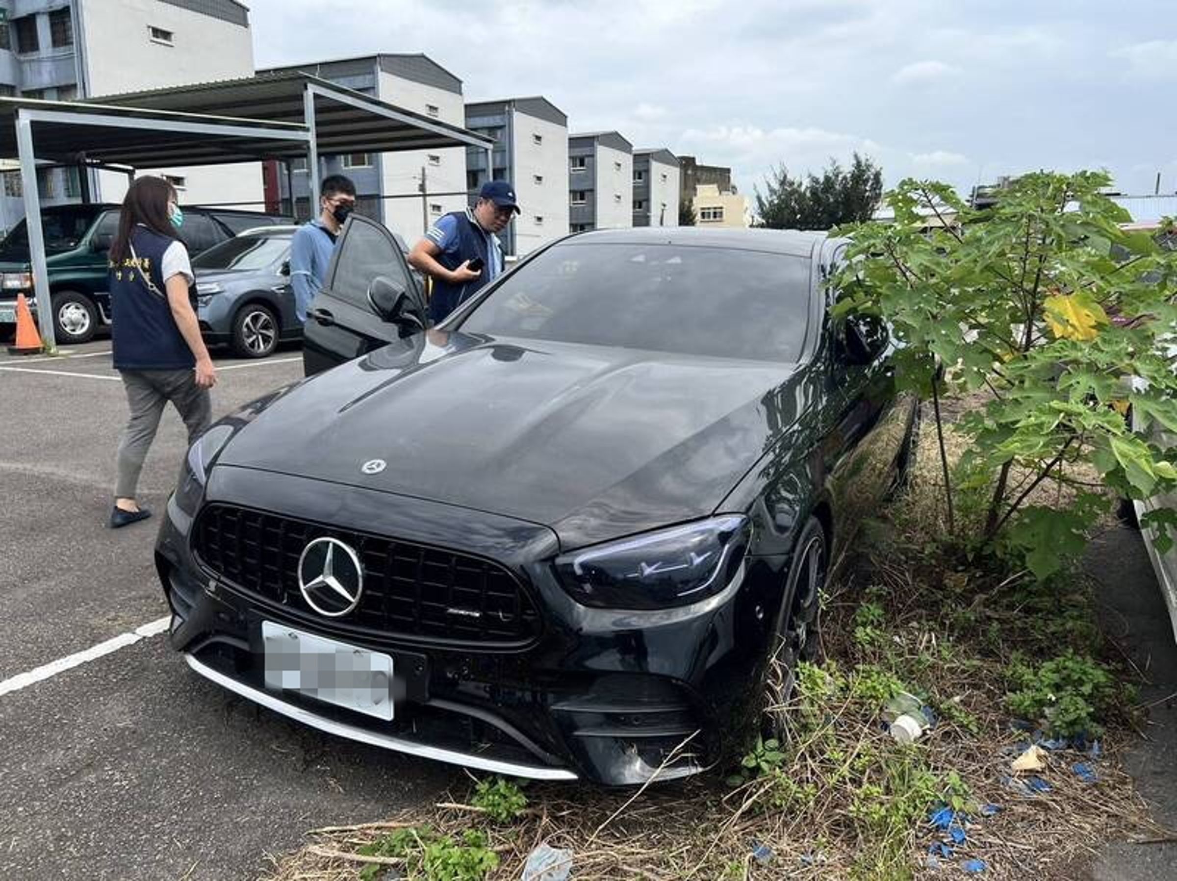 這部賓士車為詐團犯罪所得,7月2日行政執行署新竹分署將公開競拍。(新竹分署提供)
