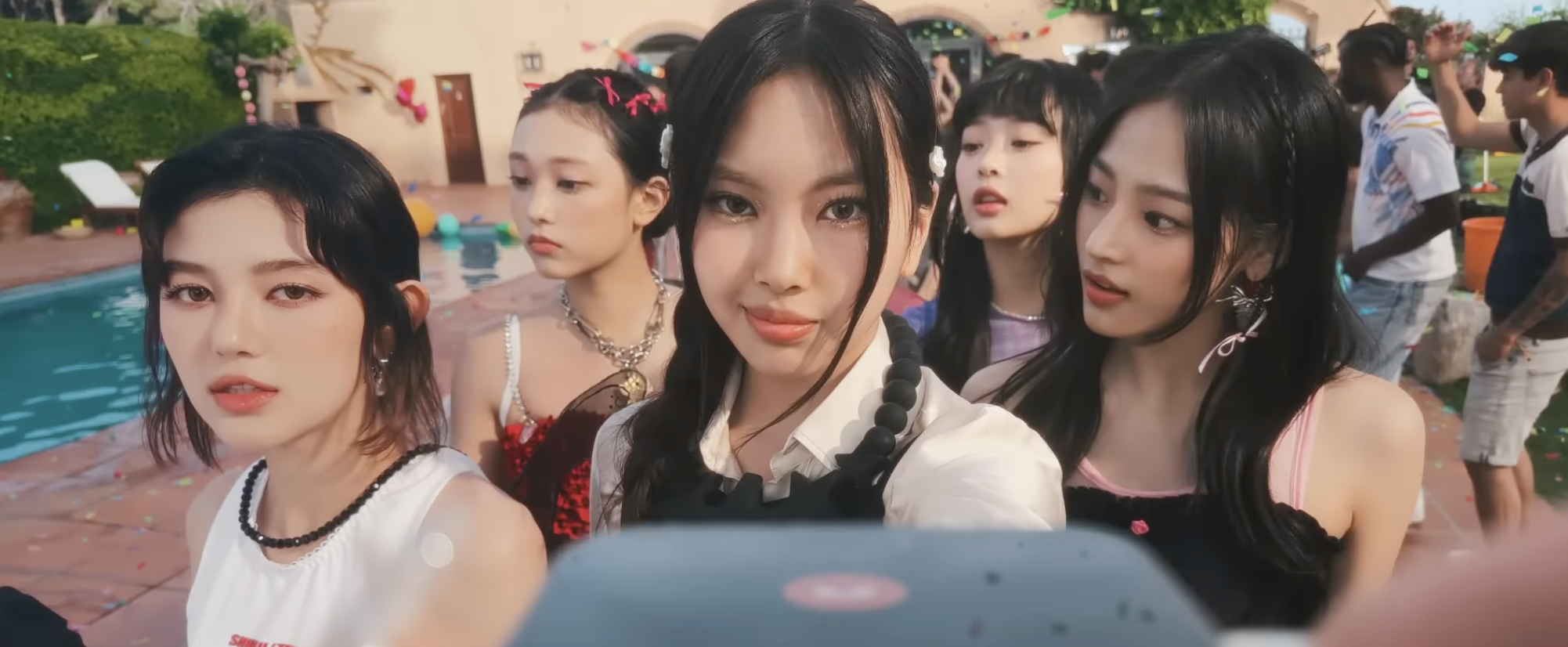 曾為NewJeans拍攝多支MV的「海豚誘拐團」導演申宇錫遭ADOR求償10億韓元。（截圖自HYBE LABELS）