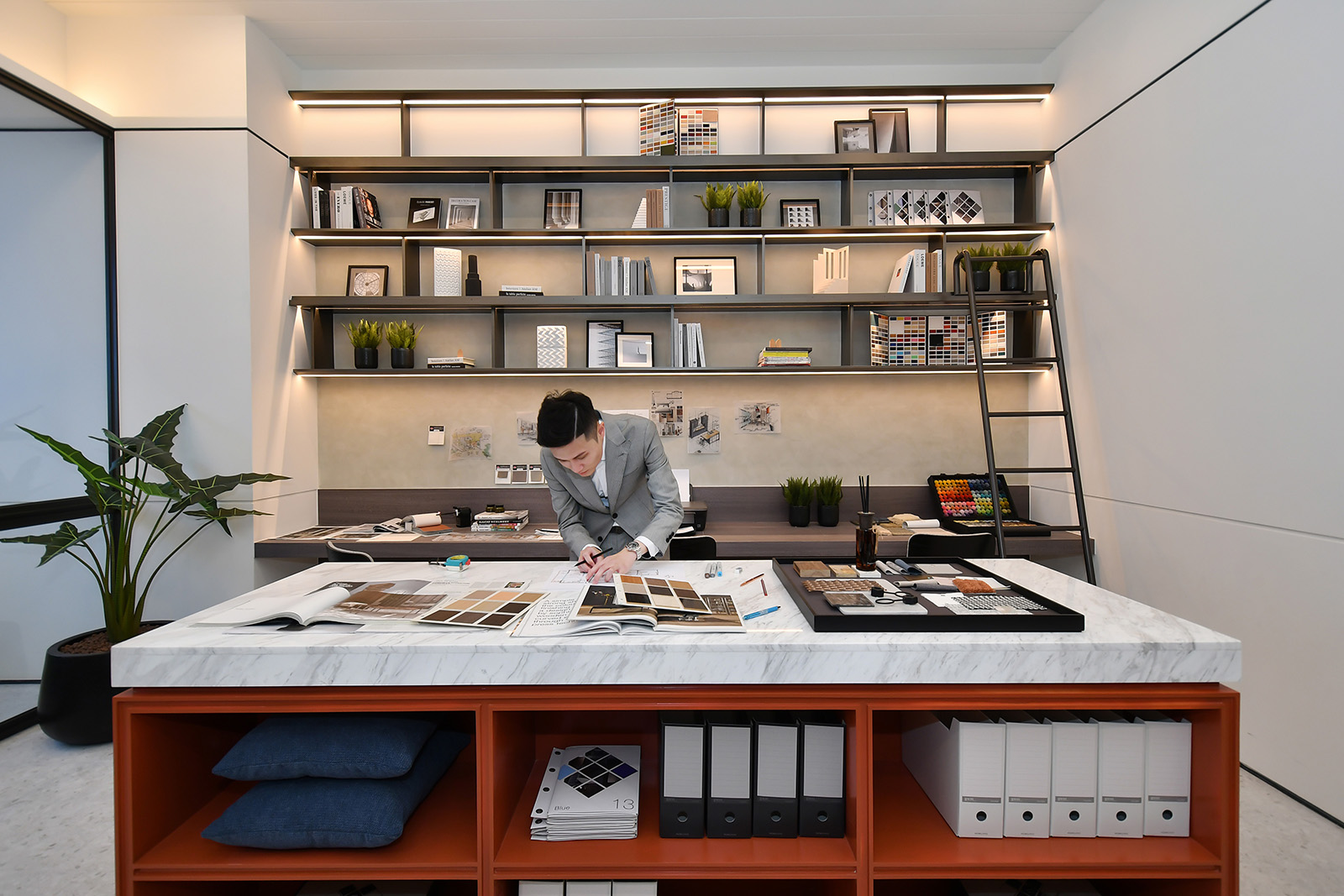 微型商辦是小型新創企業靈活的工作場域，亦是經濟實惠的長線投資及抗跌保值的生財工具。商辦的租賃期較長，可為房東創造穩定的現金流。