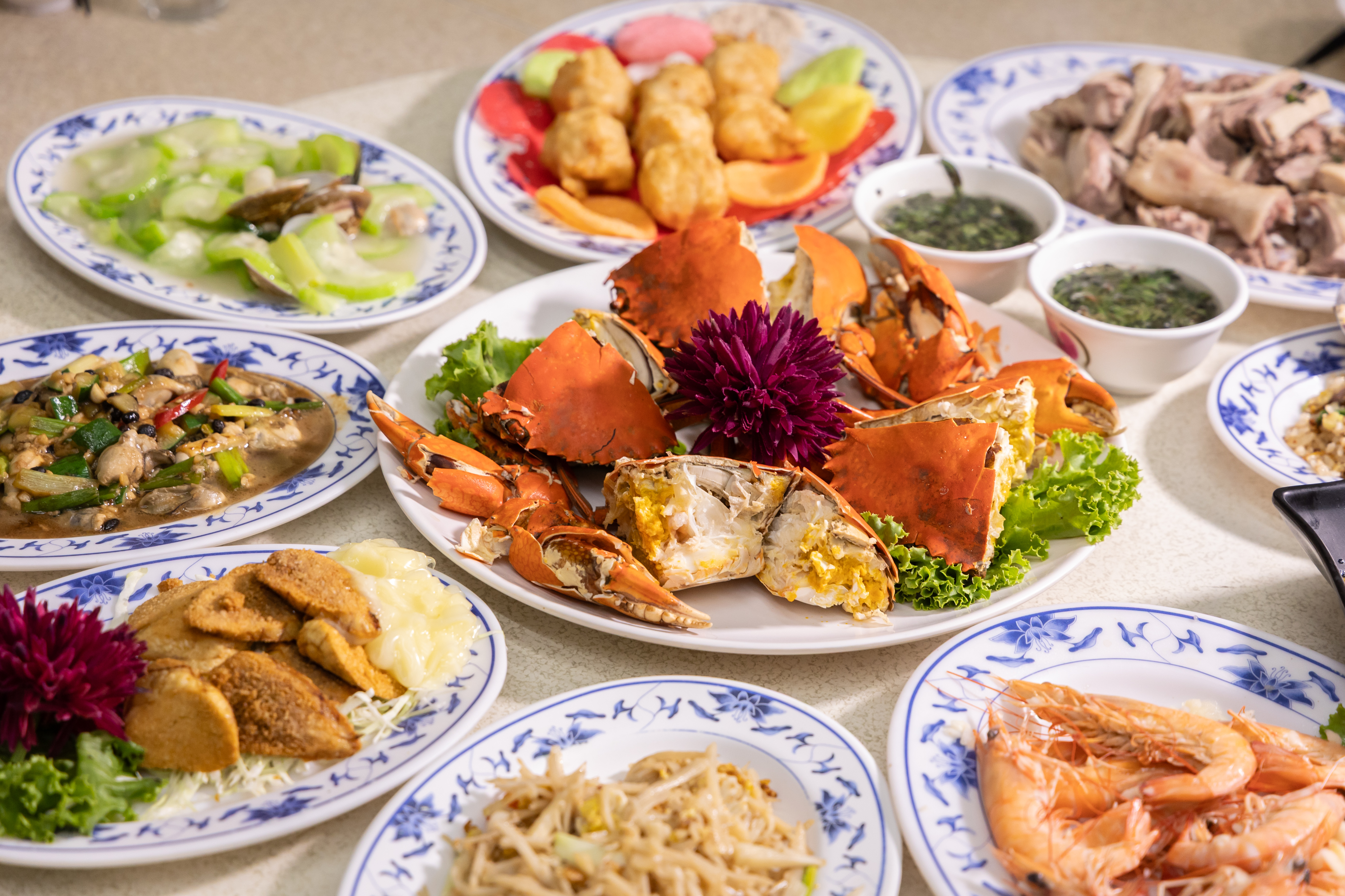 裴社長到高雄必吃澎湖海產店，當天也是瘋狂地點了12道菜。