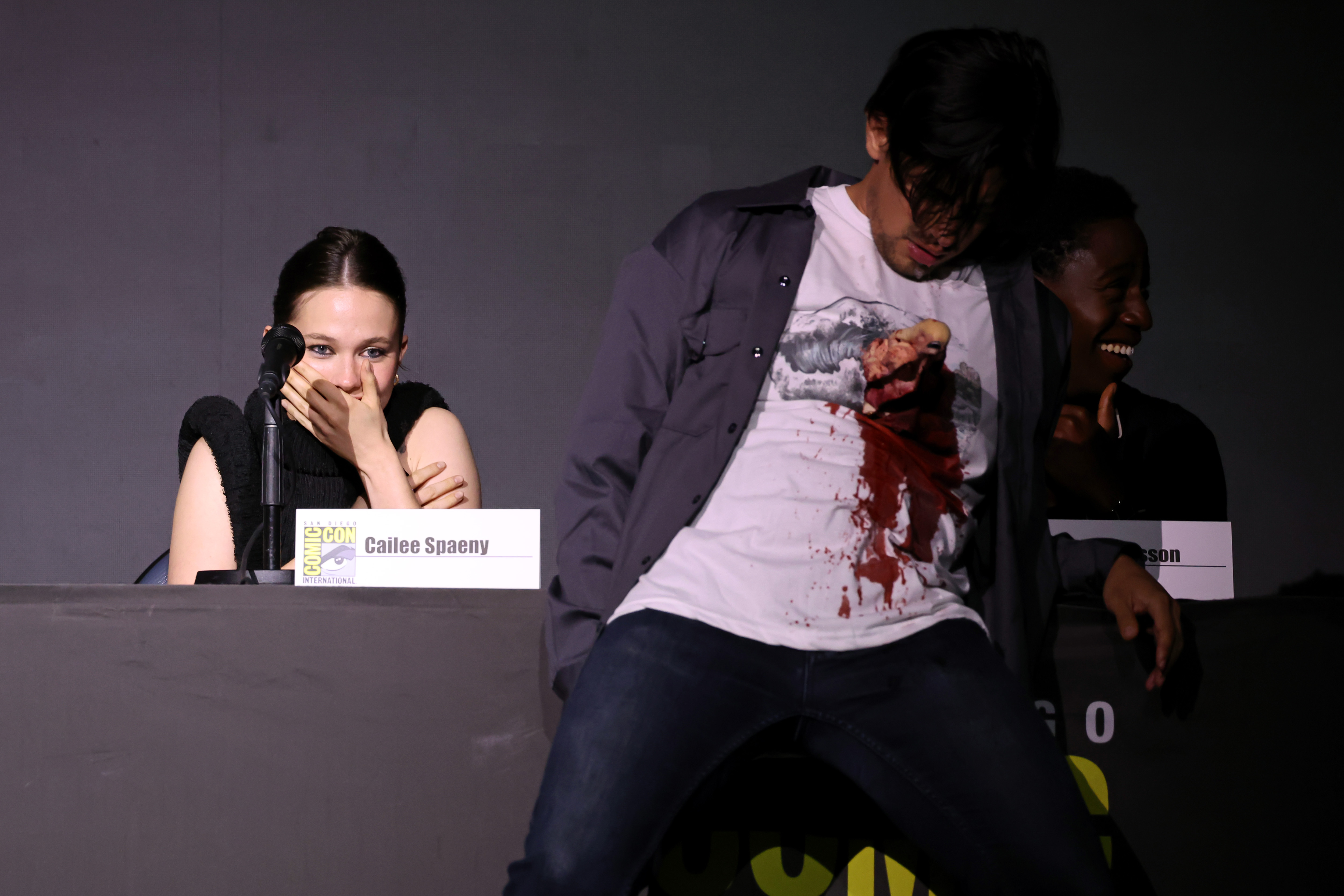 活動舉行到一半，還有人衝上台重現異形破胸而出的驚險戲碼，惹得女星卡莉史派妮（左）忍不住想笑。（20世紀影業提供）