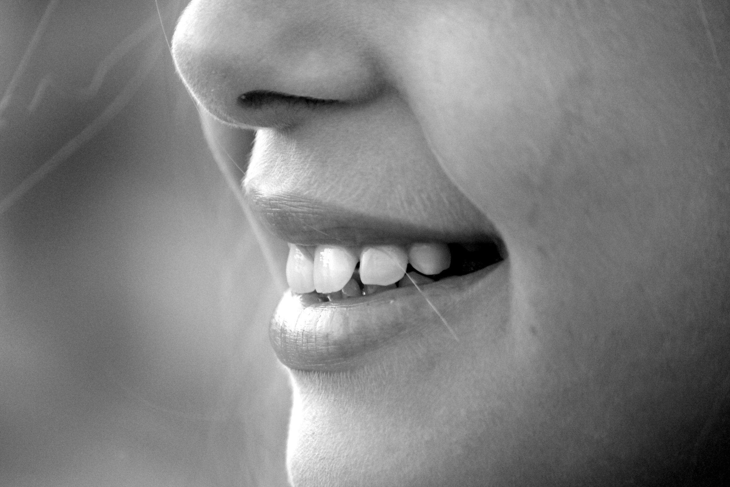 1名女子吃牛肉乾吃到牙齒斷一半;示意圖。(Photo by Pixabay)