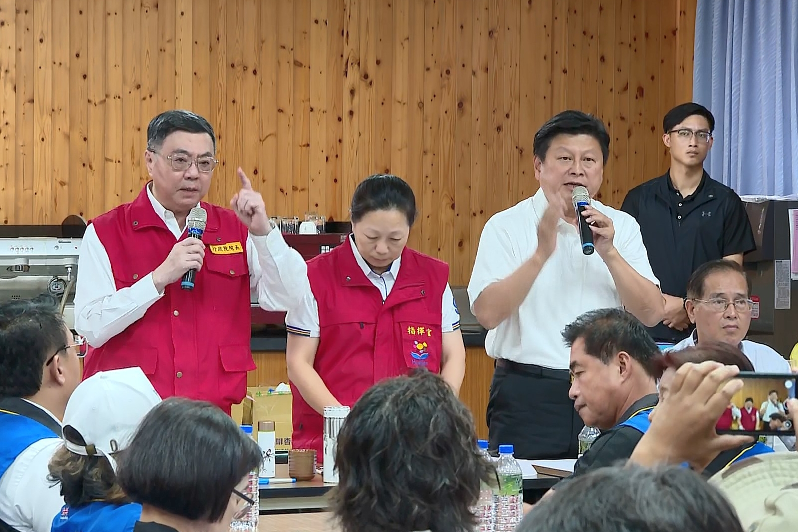 卓榮泰今在花蓮前進指揮所和傅崐萁爆發口角。（鏡新聞提供）